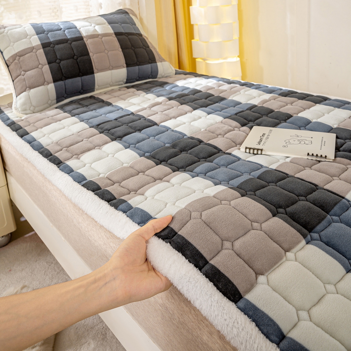 91家纺网 家纺一手货源 找家纺 眠势力 2025新款牛奶绒学生床垫加绒牛奶绒床褥子秋冬保暖珊瑚绒夹棉上下铺床护垫 兰大格-牛奶绒床垫