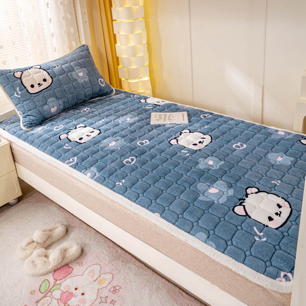 91家纺网 家纺一手货源 找家纺 眠势力 2025新款牛奶绒学生床垫加绒牛奶绒床褥子秋冬保暖珊瑚绒夹棉上下铺床护垫 蓝色熊头-牛奶绒床垫