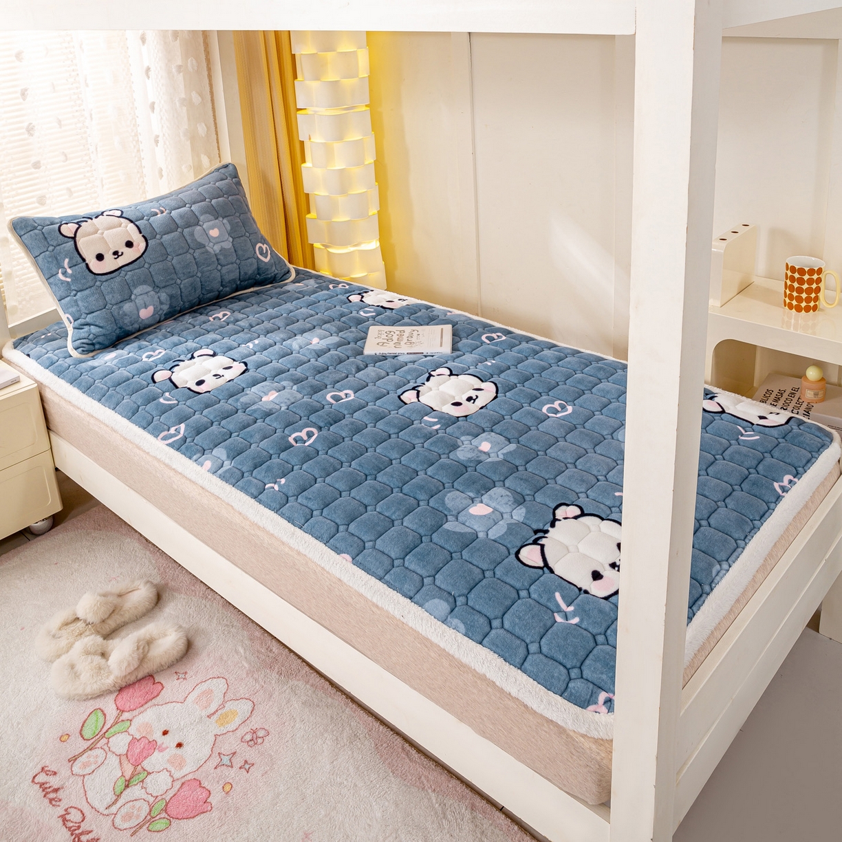 91家纺网 家纺一手货源 找家纺 眠势力 2025新款牛奶绒学生床垫加绒牛奶绒床褥子秋冬保暖珊瑚绒夹棉上下铺床护垫 蓝色熊头-牛奶绒床垫