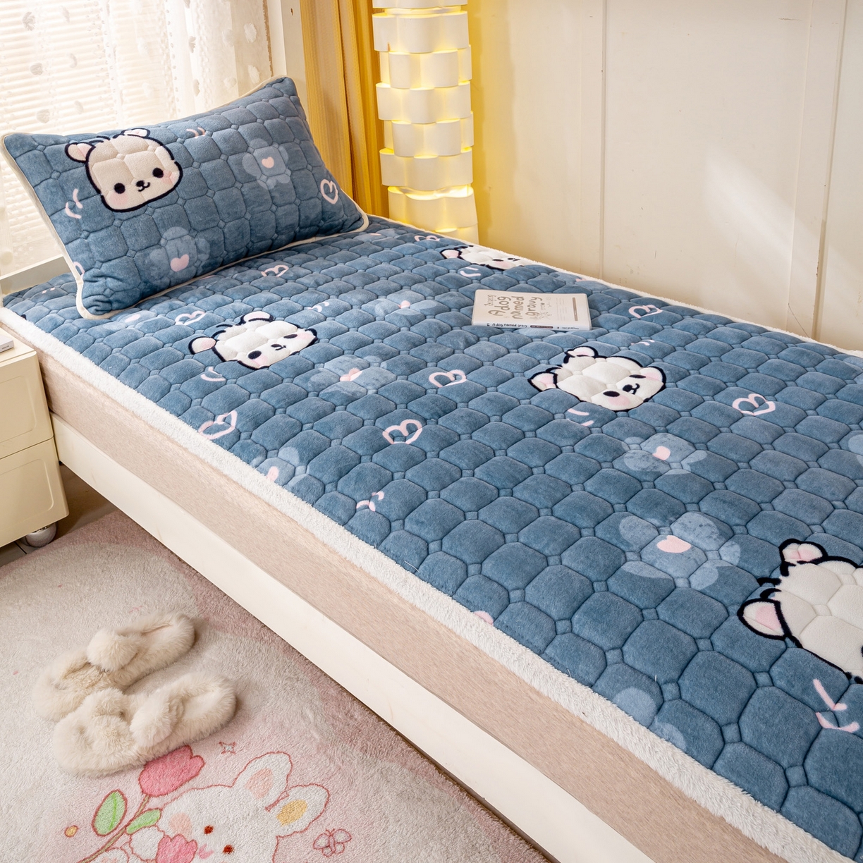 91家纺网 家纺一手货源 找家纺 眠势力 2025新款牛奶绒学生床垫加绒牛奶绒床褥子秋冬保暖珊瑚绒夹棉上下铺床护垫 蓝色熊头-牛奶绒床垫