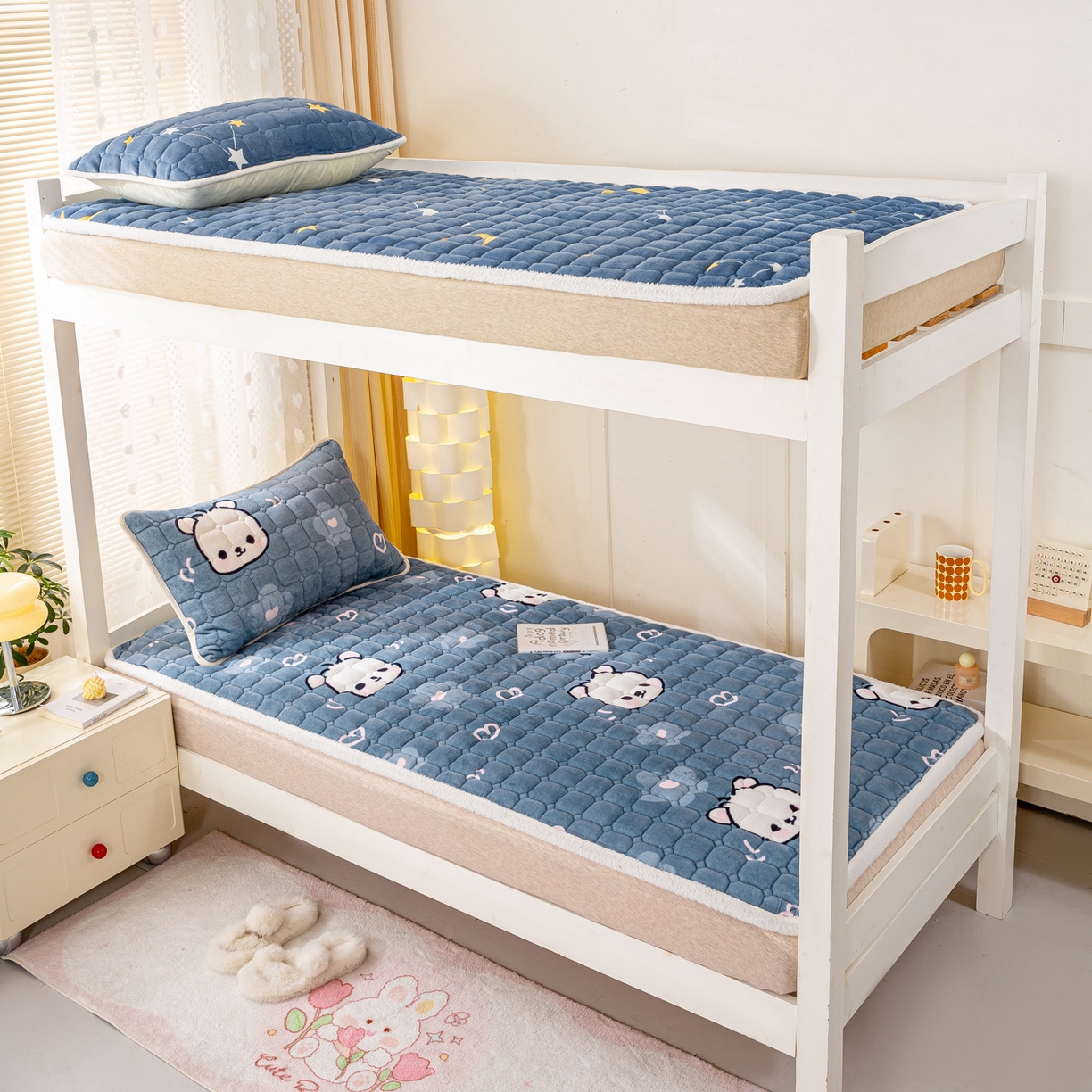 91家纺网 家纺一手货源 找家纺 眠势力 2025新款牛奶绒学生床垫加绒牛奶绒床褥子秋冬保暖珊瑚绒夹棉上下铺床护垫 蓝色熊头-牛奶绒床垫