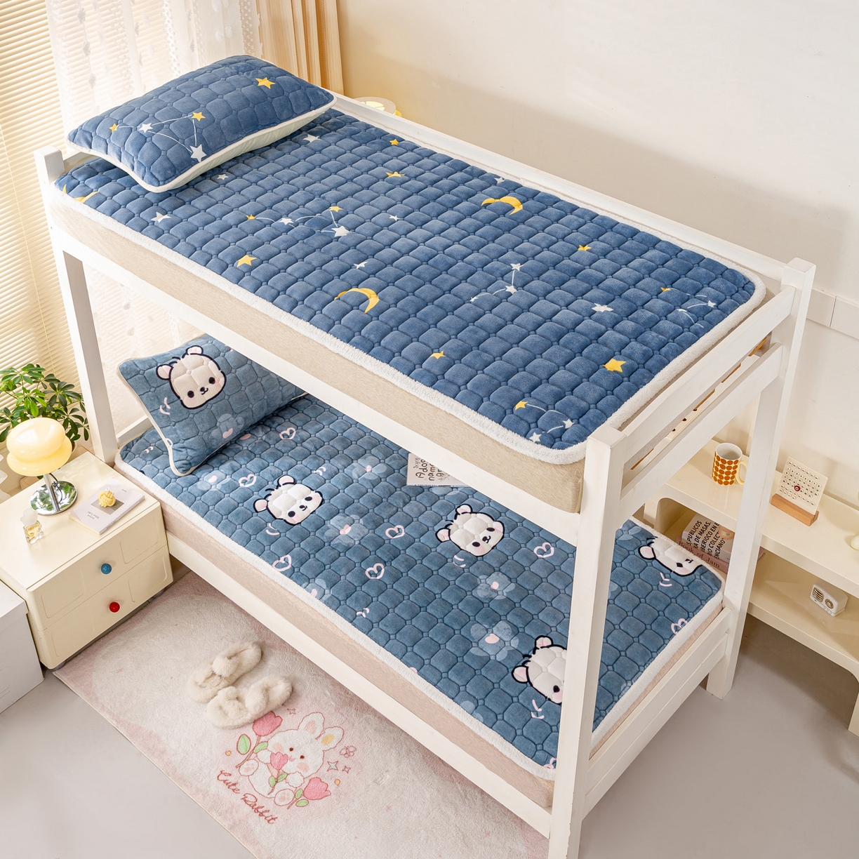 91家纺网 家纺一手货源 找家纺 眠势力 2025新款牛奶绒学生床垫加绒牛奶绒床褥子秋冬保暖珊瑚绒夹棉上下铺床护垫 蓝色熊头-牛奶绒床垫