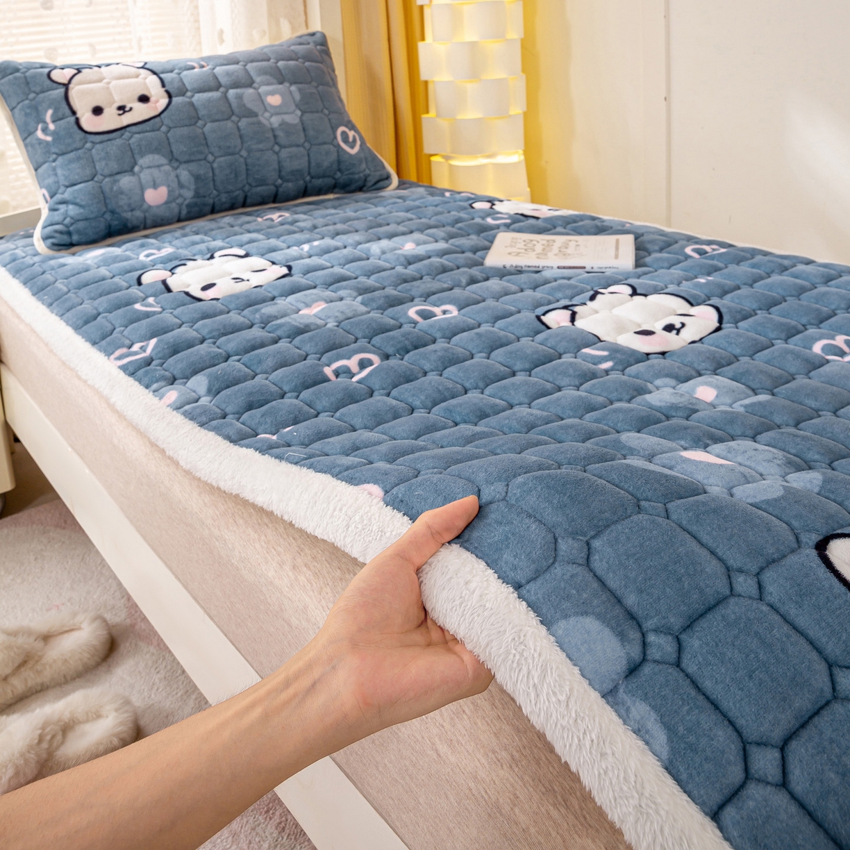 91家纺网 家纺一手货源 找家纺 眠势力 2025新款牛奶绒学生床垫加绒牛奶绒床褥子秋冬保暖珊瑚绒夹棉上下铺床护垫 蓝色熊头-牛奶绒床垫