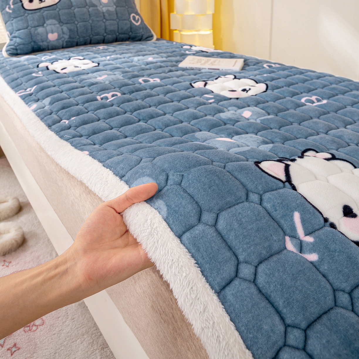 91家纺网 家纺一手货源 找家纺 眠势力 2025新款牛奶绒学生床垫加绒牛奶绒床褥子秋冬保暖珊瑚绒夹棉上下铺床护垫 蓝色熊头-牛奶绒床垫