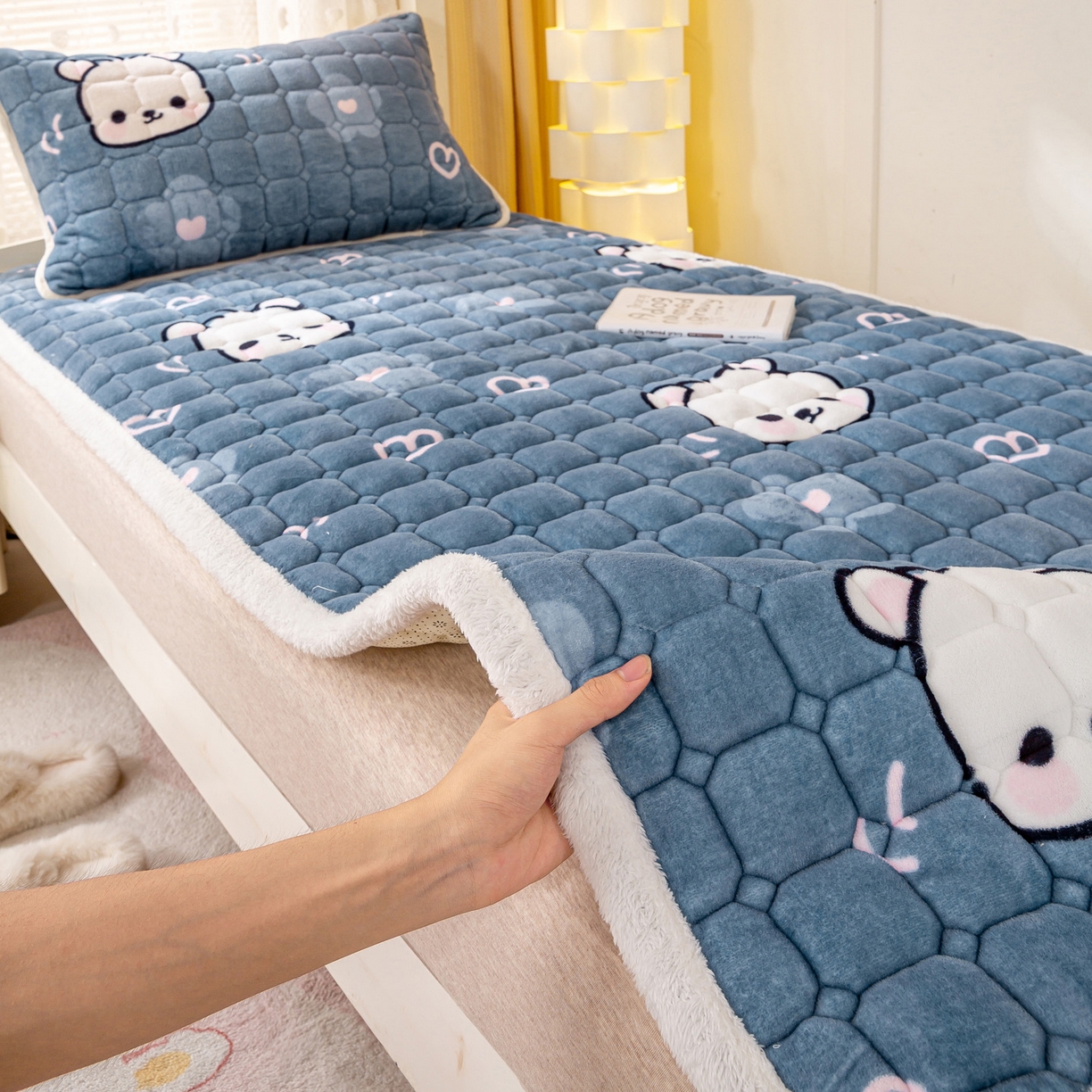 91家纺网 家纺一手货源 找家纺 眠势力 2025新款牛奶绒学生床垫加绒牛奶绒床褥子秋冬保暖珊瑚绒夹棉上下铺床护垫 蓝色熊头-牛奶绒床垫