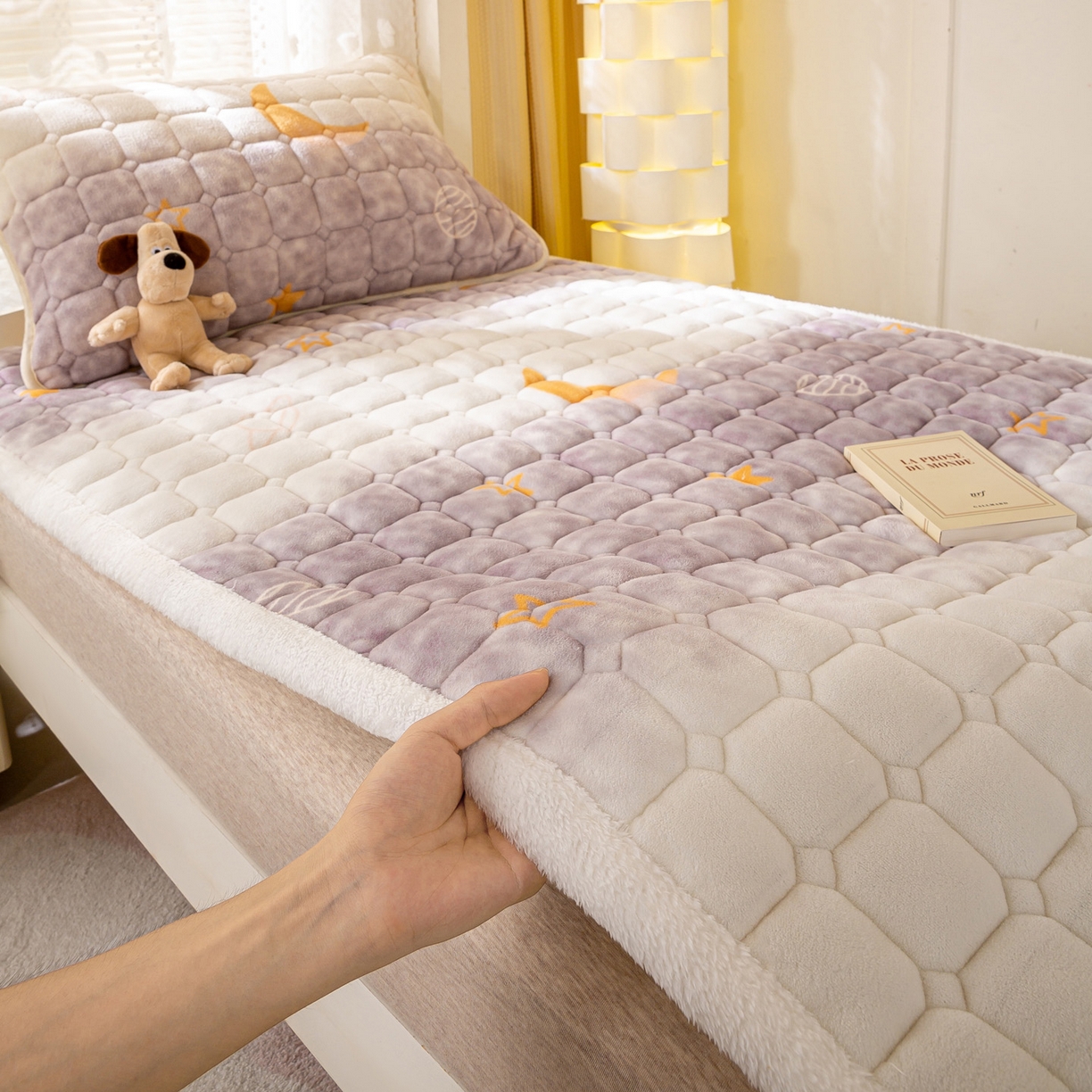 91家纺网 家纺一手货源 找家纺 眠势力 2025新款牛奶绒学生床垫加绒牛奶绒床褥子秋冬保暖珊瑚绒夹棉上下铺床护垫 梦幻星空-牛奶绒床垫