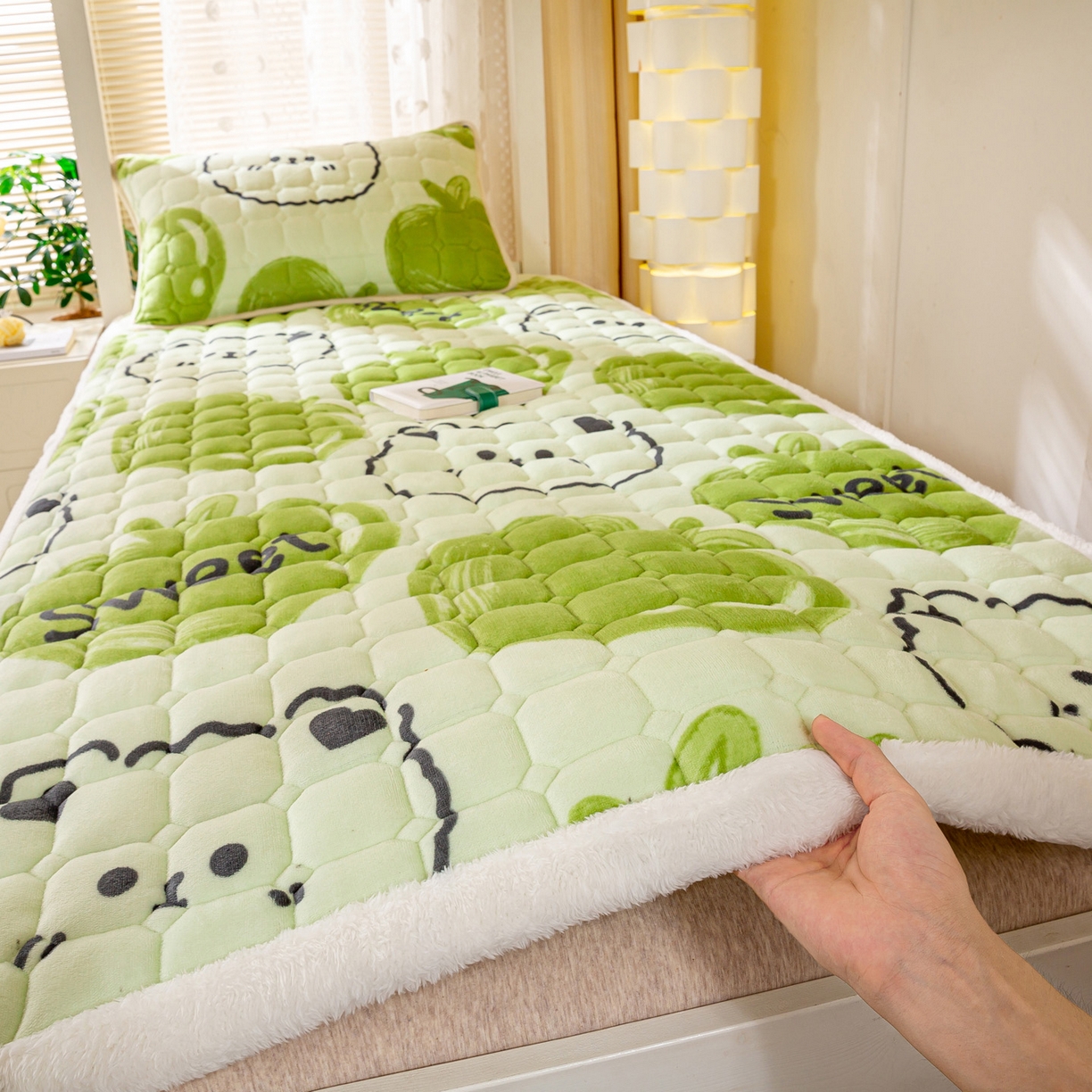 91家纺网 家纺一手货源 找家纺 眠势力 2025新款牛奶绒学生床垫加绒牛奶绒床褥子秋冬保暖珊瑚绒夹棉上下铺床护垫 泡泡熊-牛奶绒床垫