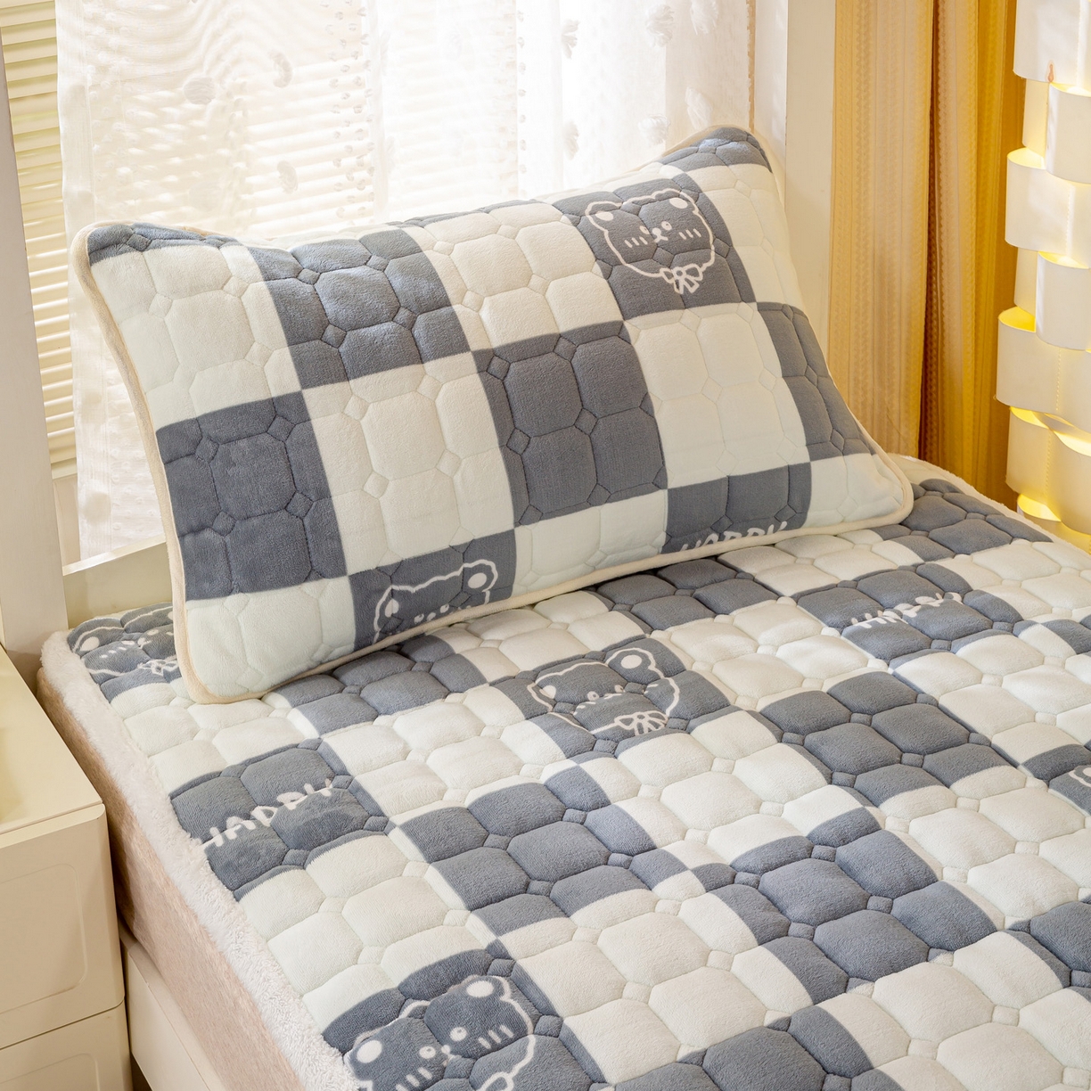 91家纺网 家纺一手货源 找家纺 眠势力 2025新款牛奶绒学生床垫加绒牛奶绒床褥子秋冬保暖珊瑚绒夹棉上下铺床护垫 棋盘格-牛奶绒床垫