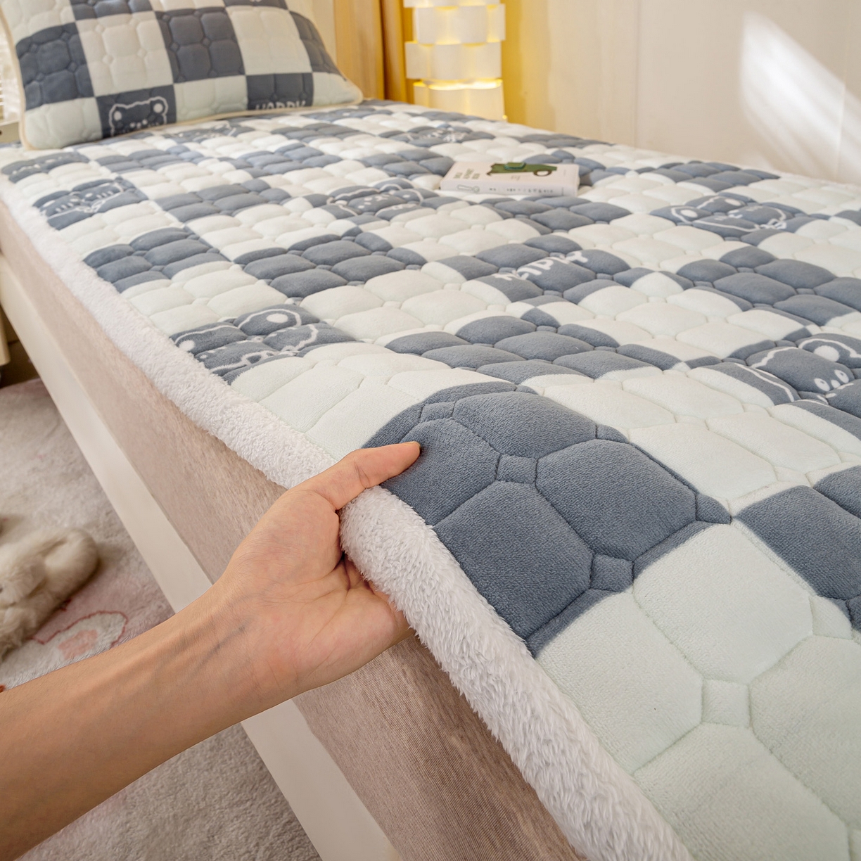 91家纺网 家纺一手货源 找家纺 眠势力 2025新款牛奶绒学生床垫加绒牛奶绒床褥子秋冬保暖珊瑚绒夹棉上下铺床护垫 棋盘格-牛奶绒床垫