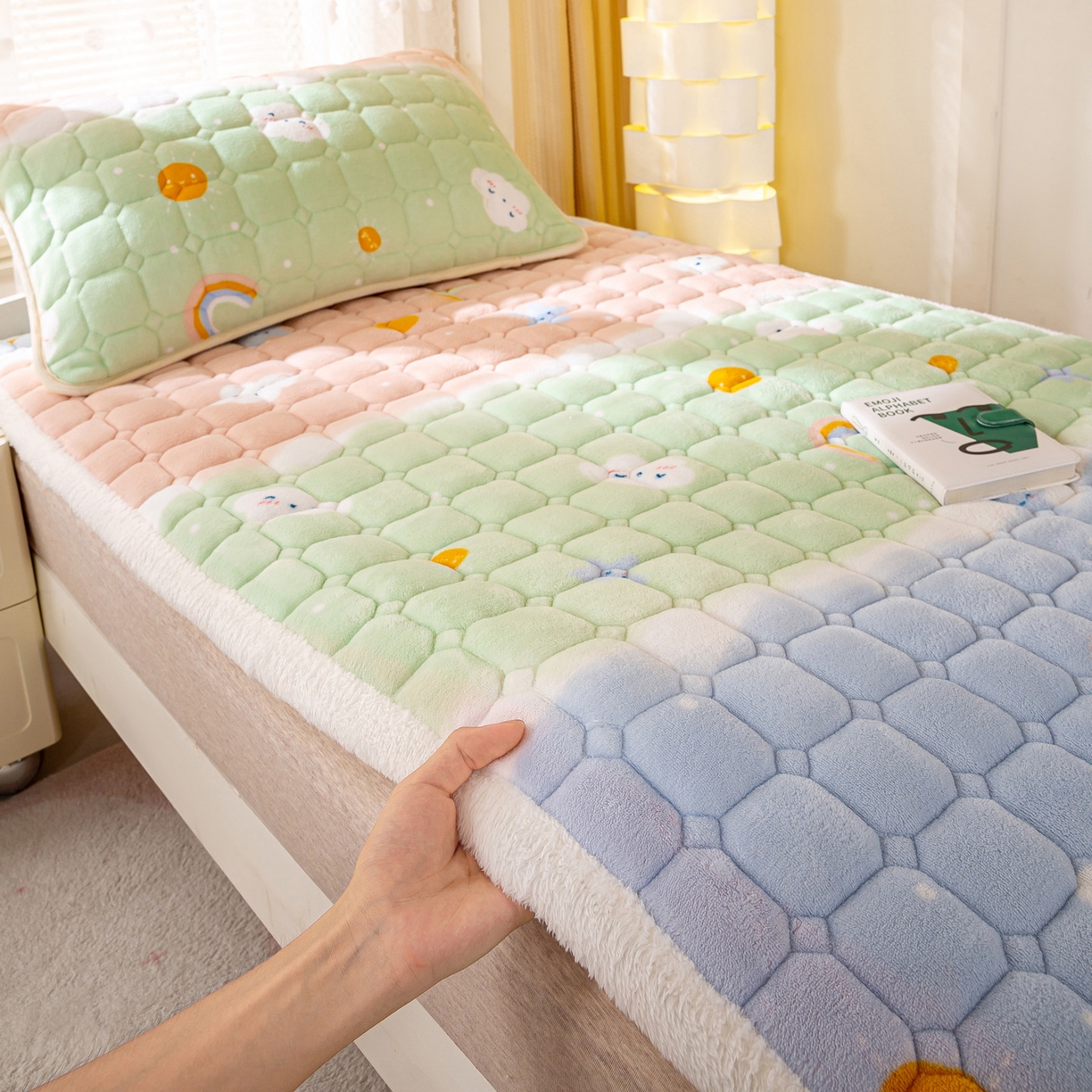 91家纺网 家纺一手货源 找家纺 眠势力 2025新款牛奶绒学生床垫加绒牛奶绒床褥子秋冬保暖珊瑚绒夹棉上下铺床护垫 晴天-牛奶绒床垫