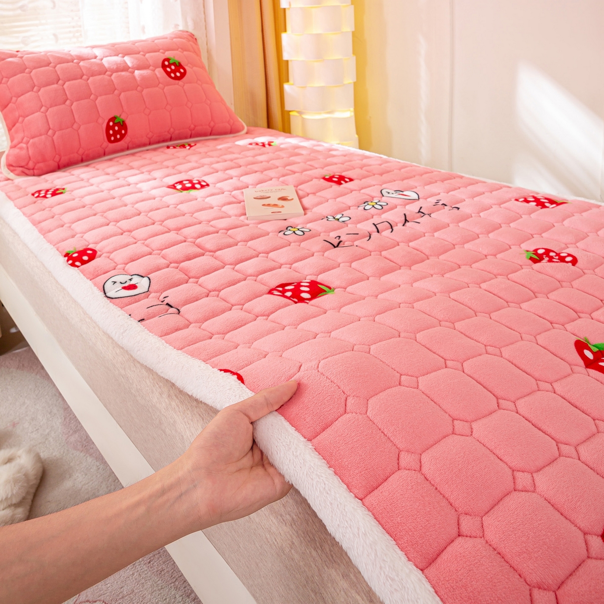 91家纺网 家纺一手货源 找家纺 眠势力 2025新款牛奶绒学生床垫加绒牛奶绒床褥子秋冬保暖珊瑚绒夹棉上下铺床护垫 甜心草莓-牛奶绒床垫