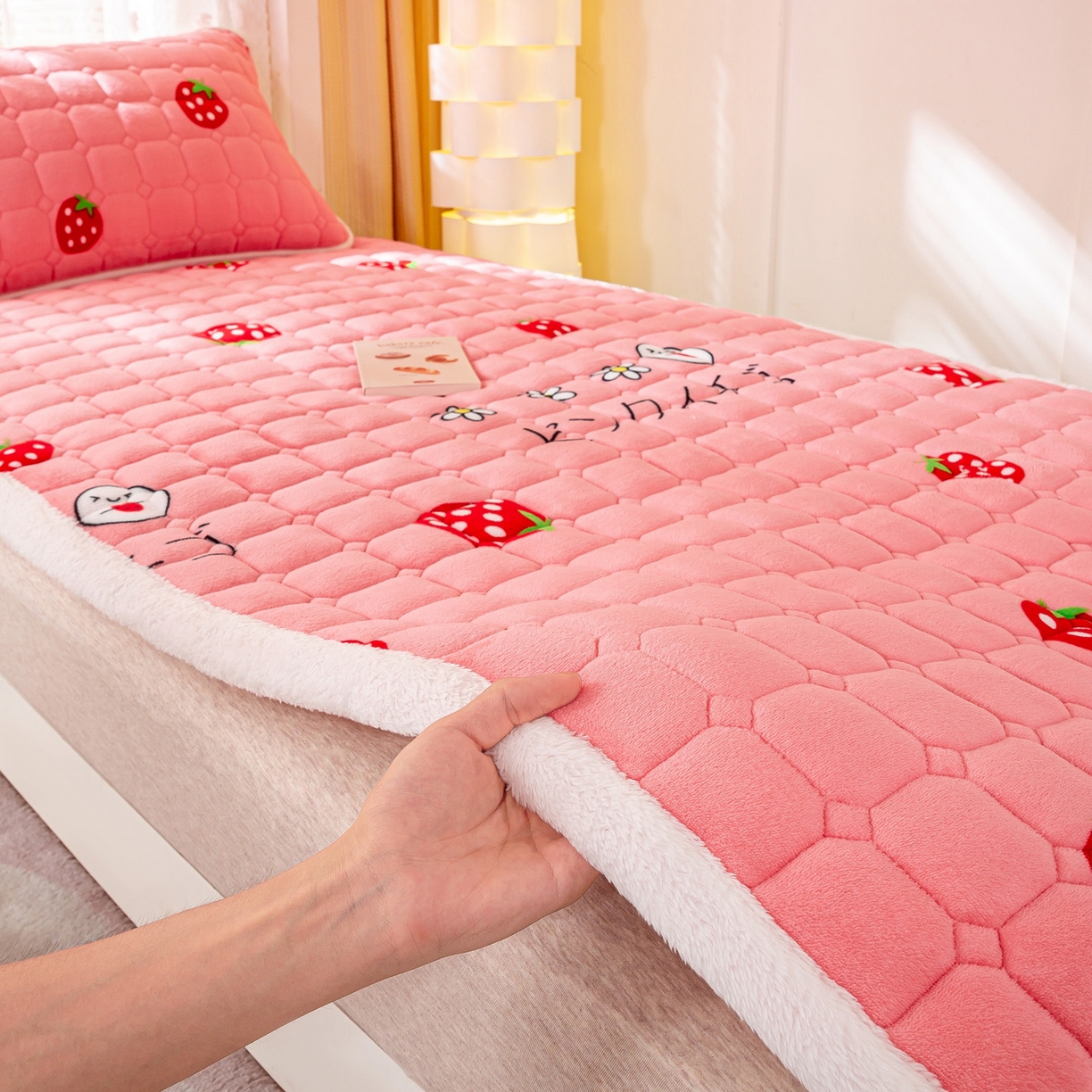 91家纺网 家纺一手货源 找家纺 眠势力 2025新款牛奶绒学生床垫加绒牛奶绒床褥子秋冬保暖珊瑚绒夹棉上下铺床护垫 甜心草莓-牛奶绒床垫