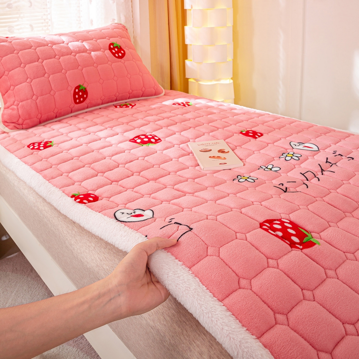 91家纺网 家纺一手货源 找家纺 眠势力 2025新款牛奶绒学生床垫加绒牛奶绒床褥子秋冬保暖珊瑚绒夹棉上下铺床护垫 甜心草莓-牛奶绒床垫