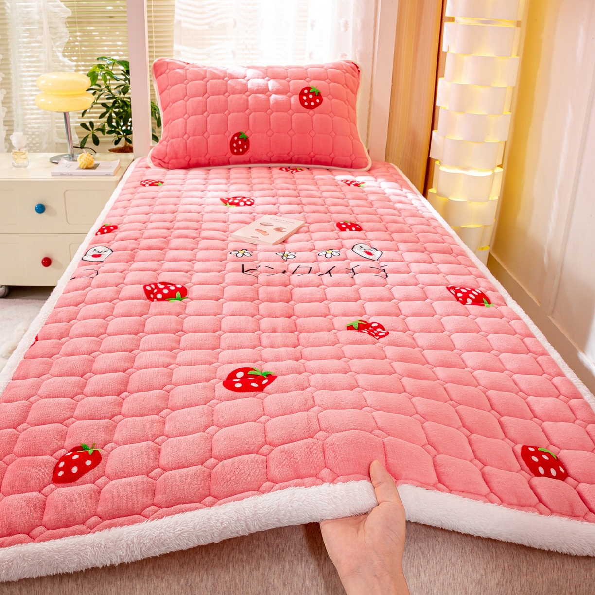 91家纺网 家纺一手货源 找家纺 眠势力 2025新款牛奶绒学生床垫加绒牛奶绒床褥子秋冬保暖珊瑚绒夹棉上下铺床护垫 甜心草莓-牛奶绒床垫