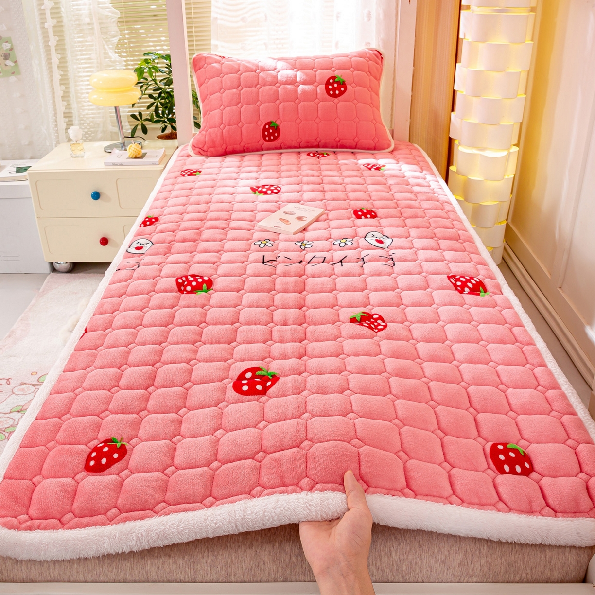 91家纺网 家纺一手货源 找家纺 眠势力 2025新款牛奶绒学生床垫加绒牛奶绒床褥子秋冬保暖珊瑚绒夹棉上下铺床护垫 甜心草莓-牛奶绒床垫