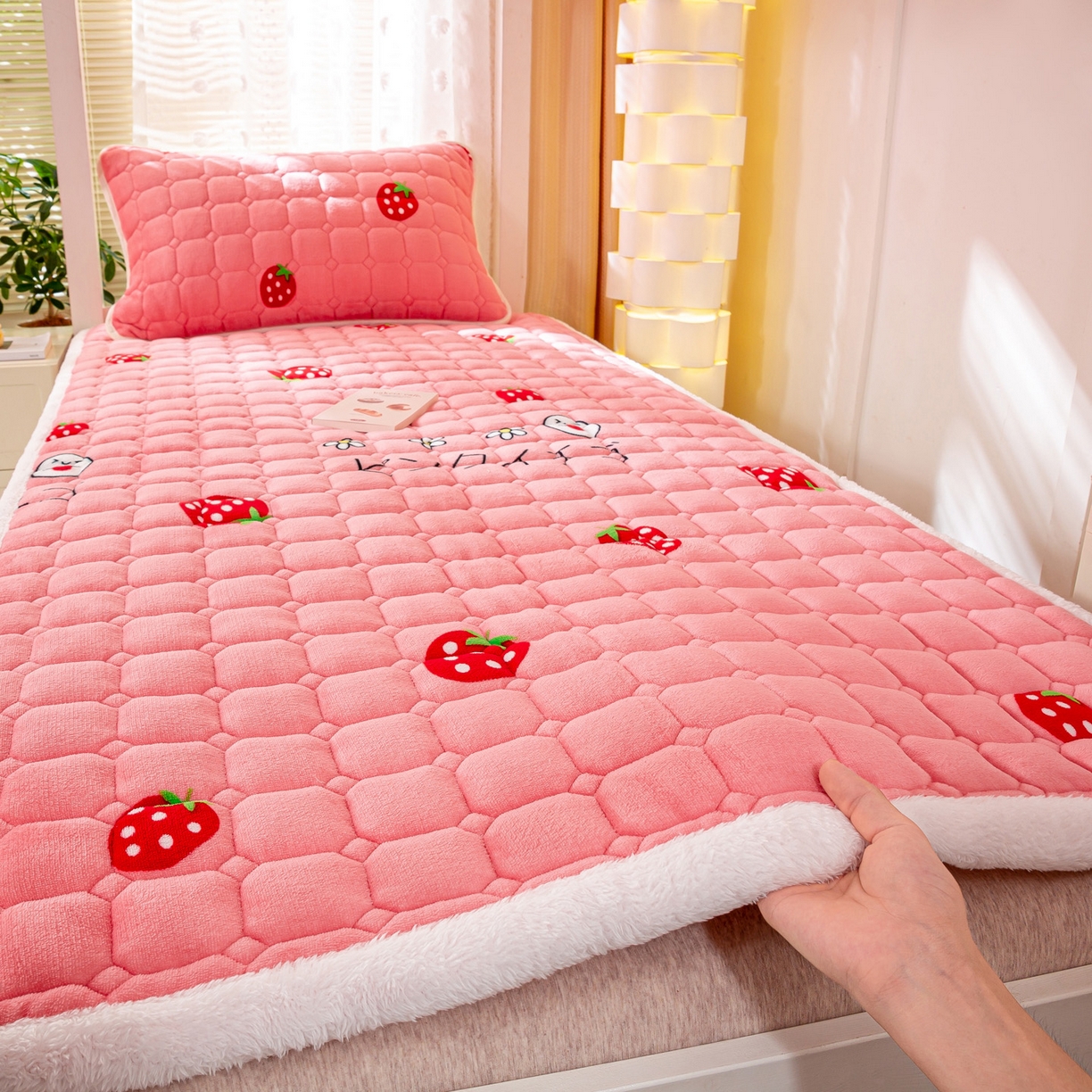 91家纺网 家纺一手货源 找家纺 眠势力 2025新款牛奶绒学生床垫加绒牛奶绒床褥子秋冬保暖珊瑚绒夹棉上下铺床护垫 甜心草莓-牛奶绒床垫