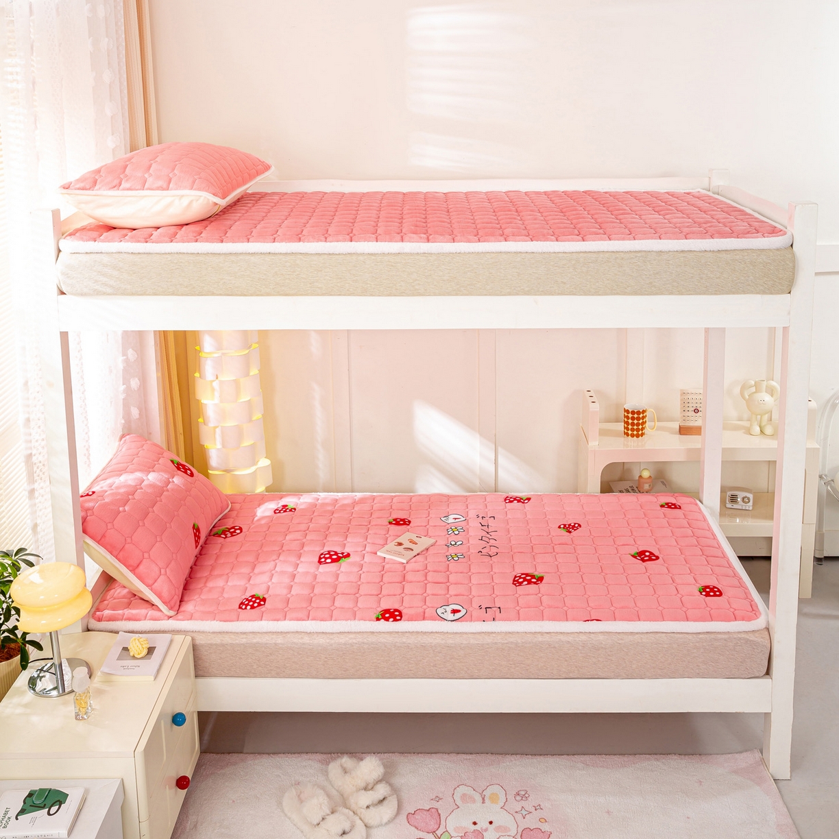 91家纺网 家纺一手货源 找家纺 眠势力 2025新款牛奶绒学生床垫加绒牛奶绒床褥子秋冬保暖珊瑚绒夹棉上下铺床护垫 甜心草莓-牛奶绒床垫