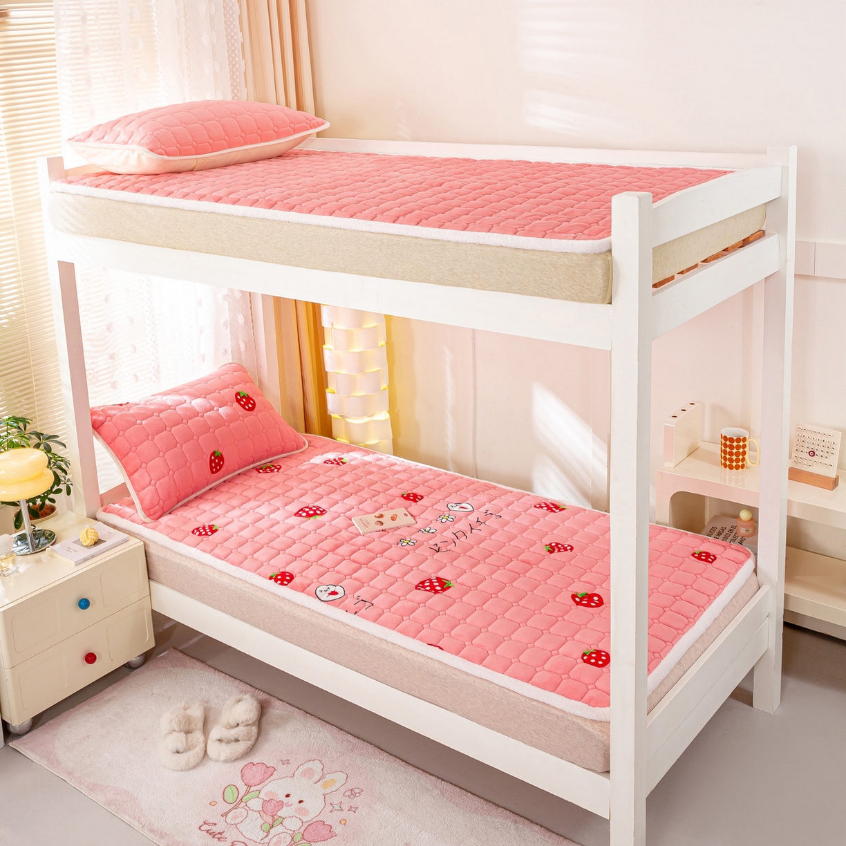 91家纺网 家纺一手货源 找家纺 眠势力 2025新款牛奶绒学生床垫加绒牛奶绒床褥子秋冬保暖珊瑚绒夹棉上下铺床护垫 甜心草莓-牛奶绒床垫