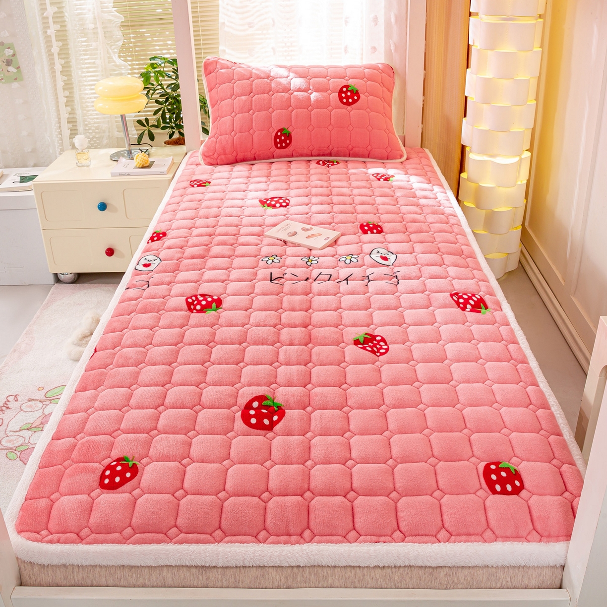 91家纺网 家纺一手货源 找家纺 眠势力 2025新款牛奶绒学生床垫加绒牛奶绒床褥子秋冬保暖珊瑚绒夹棉上下铺床护垫 甜心草莓-牛奶绒床垫