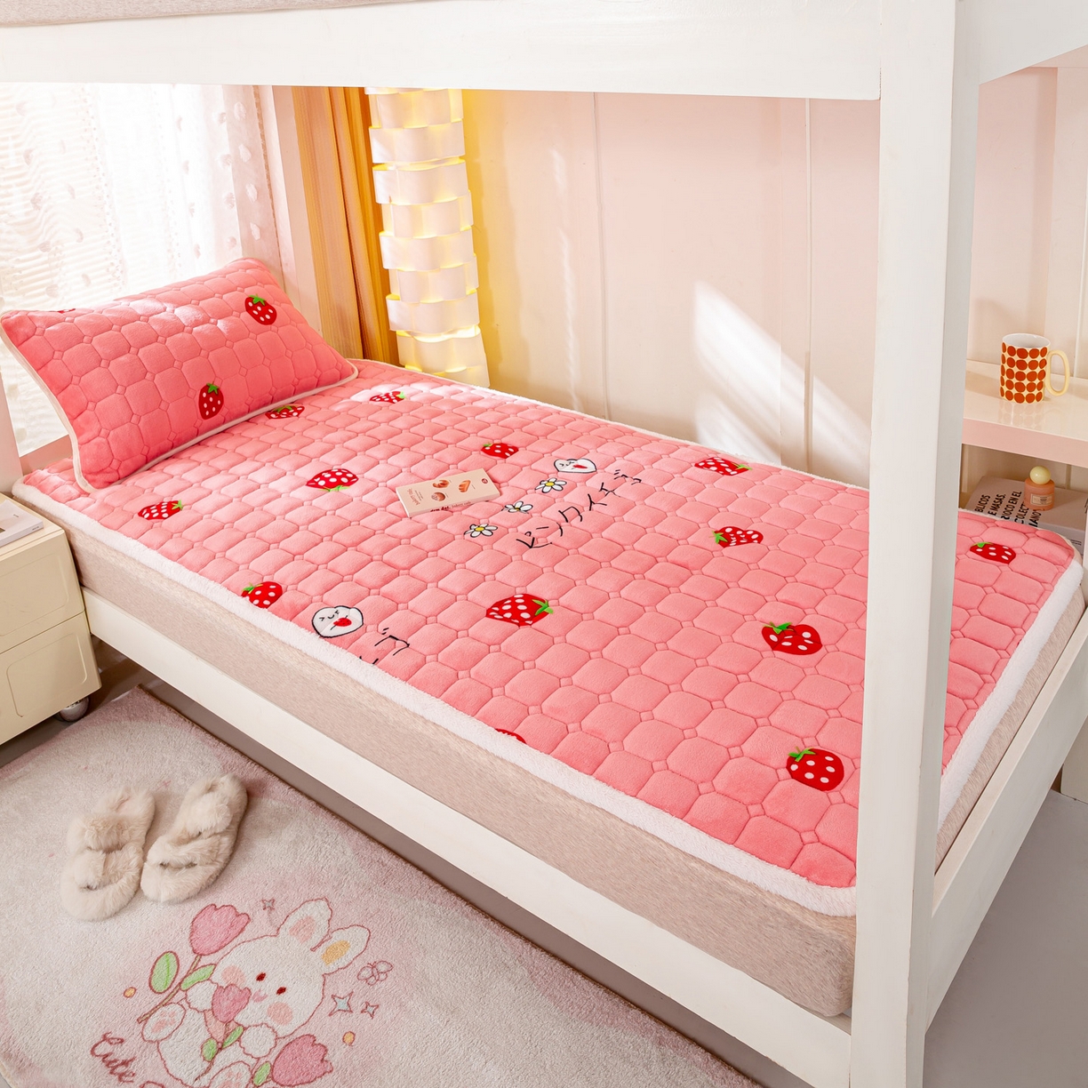 91家纺网 家纺一手货源 找家纺 眠势力 2025新款牛奶绒学生床垫加绒牛奶绒床褥子秋冬保暖珊瑚绒夹棉上下铺床护垫 甜心草莓-牛奶绒床垫