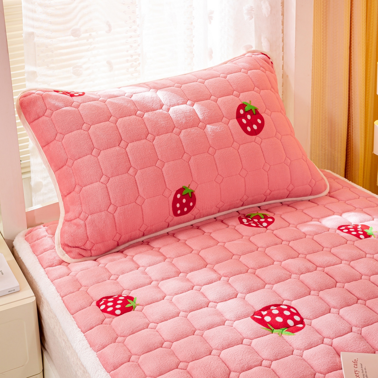 91家纺网 家纺一手货源 找家纺 眠势力 2025新款牛奶绒学生床垫加绒牛奶绒床褥子秋冬保暖珊瑚绒夹棉上下铺床护垫 甜心草莓-牛奶绒床垫