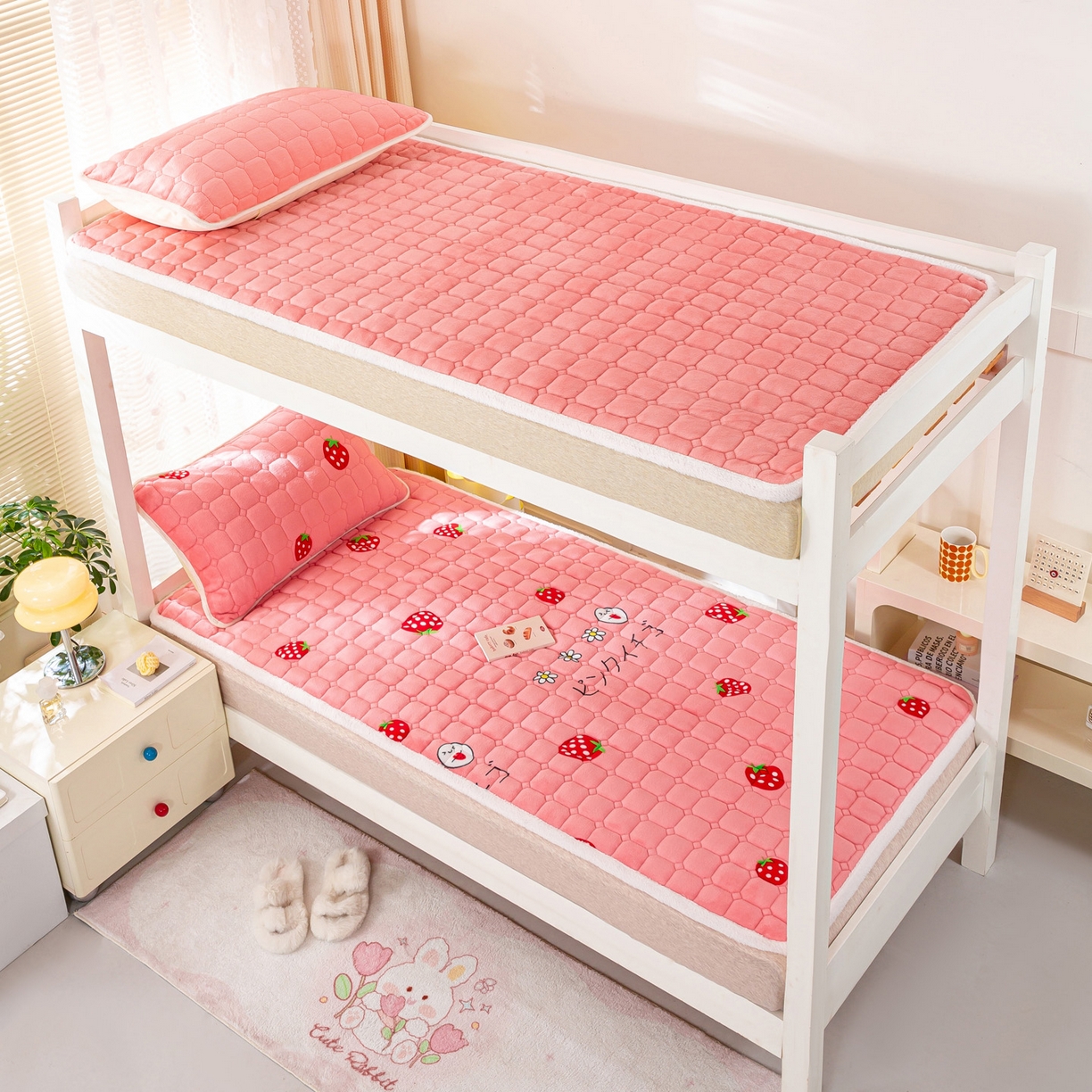 91家纺网 家纺一手货源 找家纺 眠势力 2025新款牛奶绒学生床垫加绒牛奶绒床褥子秋冬保暖珊瑚绒夹棉上下铺床护垫 甜心草莓-牛奶绒床垫