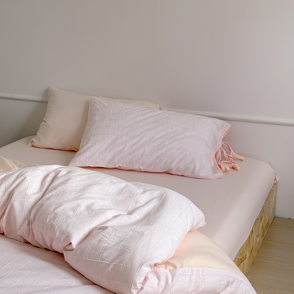 91家纺网 家纺一手货源 找家纺 （总）小春日和 纯棉色织提花四件套人字纹全棉提花床单1.8米床笠民宿三件套加大纯色床单