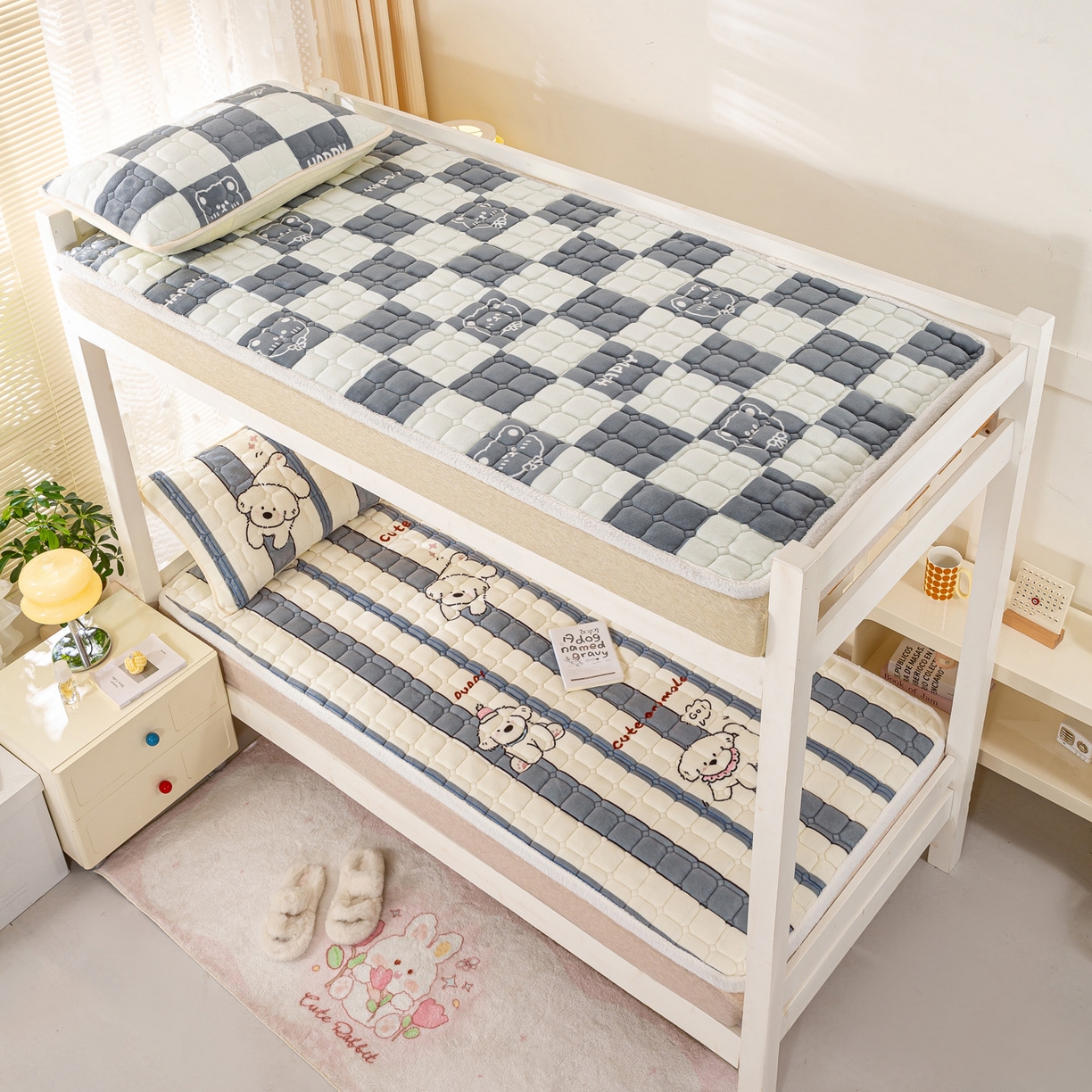 91家纺网 家纺一手货源 找家纺 眠势力 2025新款牛奶绒学生床垫加绒牛奶绒床褥子秋冬保暖珊瑚绒夹棉上下铺床护垫 条纹小狗-牛奶绒床垫