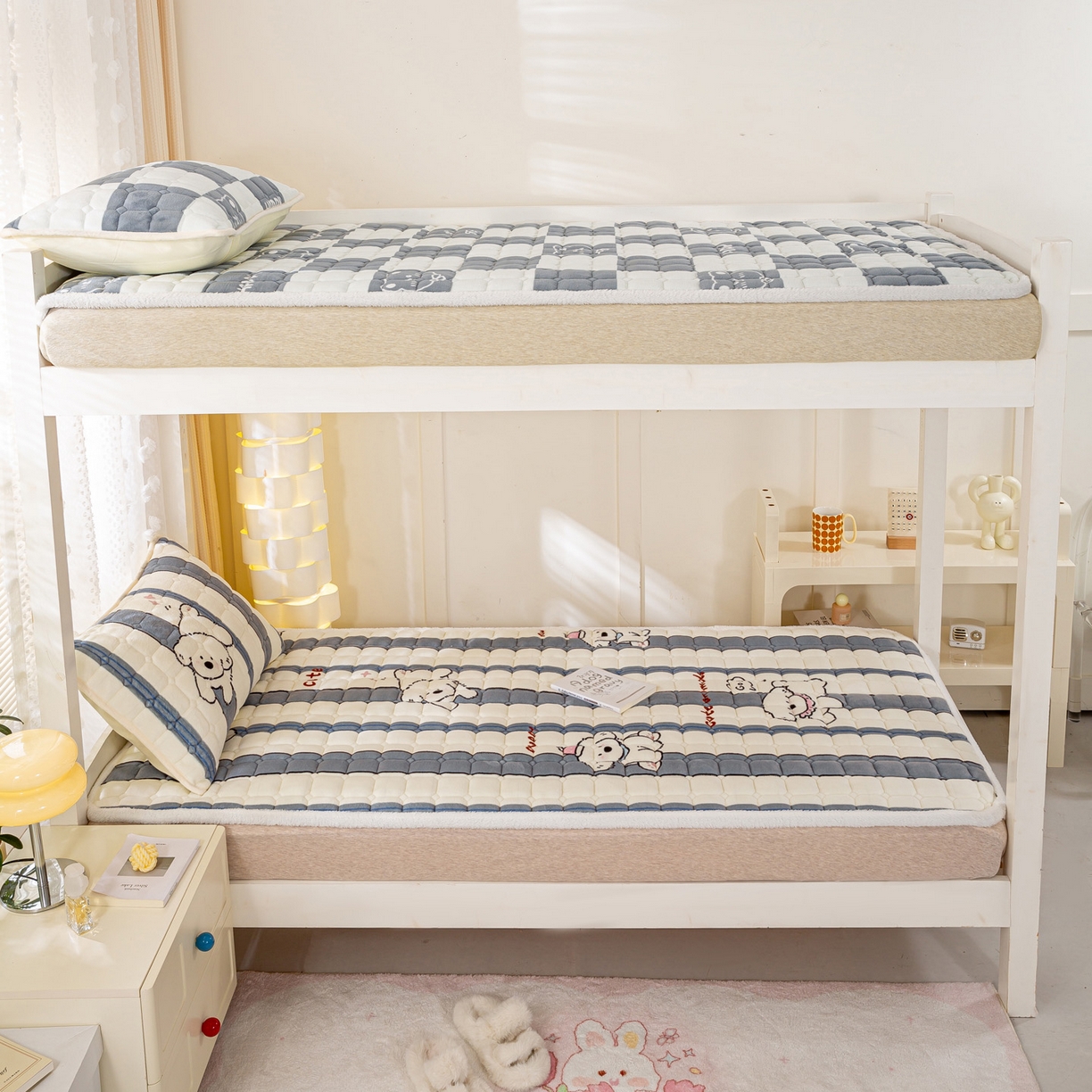 91家纺网 家纺一手货源 找家纺 眠势力 2025新款牛奶绒学生床垫加绒牛奶绒床褥子秋冬保暖珊瑚绒夹棉上下铺床护垫 条纹小狗-牛奶绒床垫