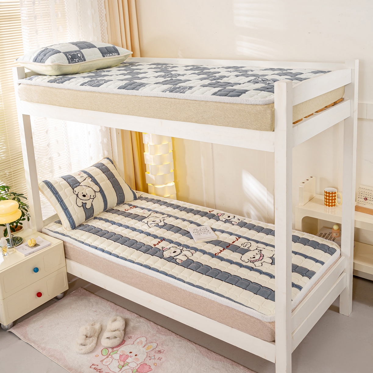 91家纺网 家纺一手货源 找家纺 眠势力 2025新款牛奶绒学生床垫加绒牛奶绒床褥子秋冬保暖珊瑚绒夹棉上下铺床护垫 条纹小狗-牛奶绒床垫