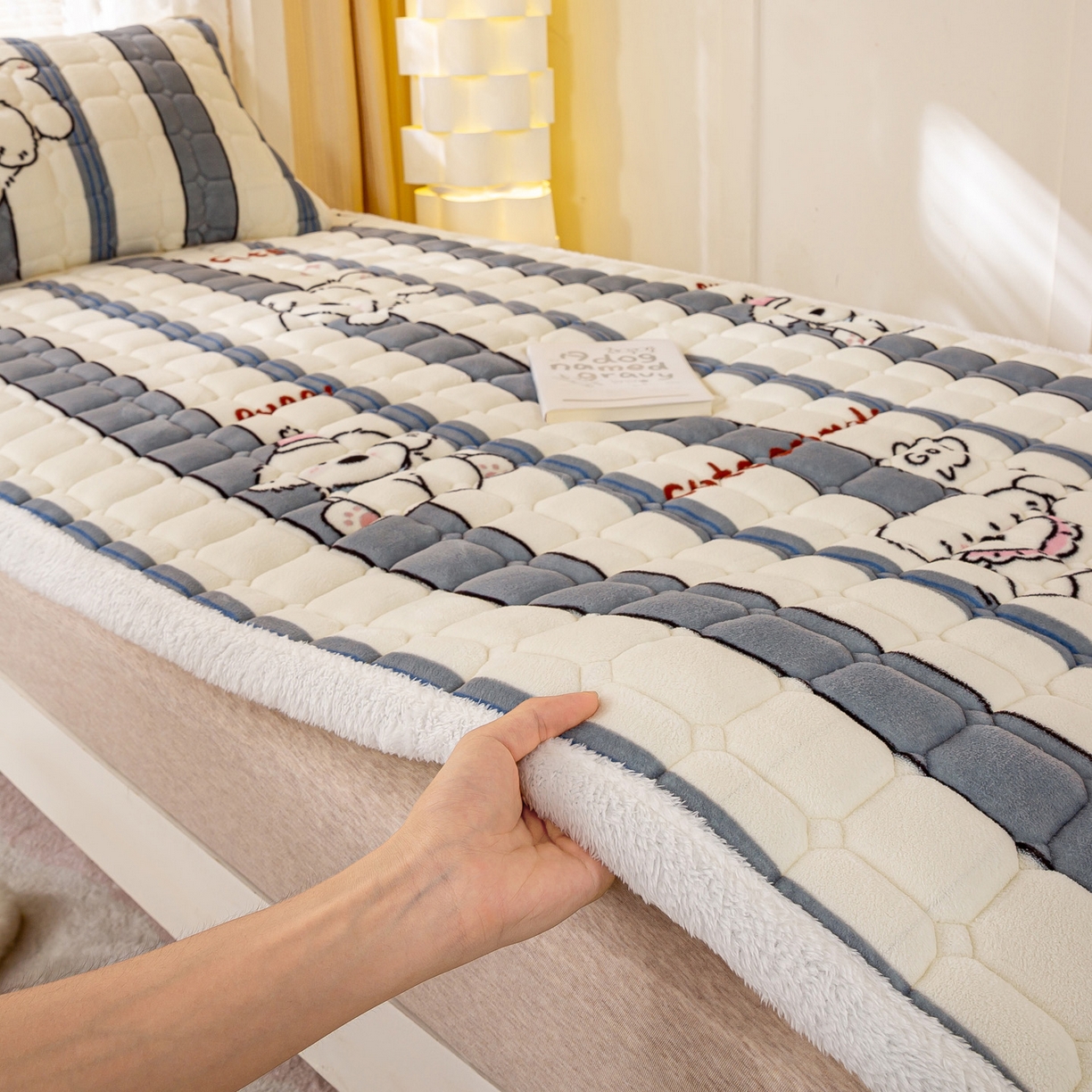 91家纺网 家纺一手货源 找家纺 眠势力 2025新款牛奶绒学生床垫加绒牛奶绒床褥子秋冬保暖珊瑚绒夹棉上下铺床护垫 条纹小狗-牛奶绒床垫