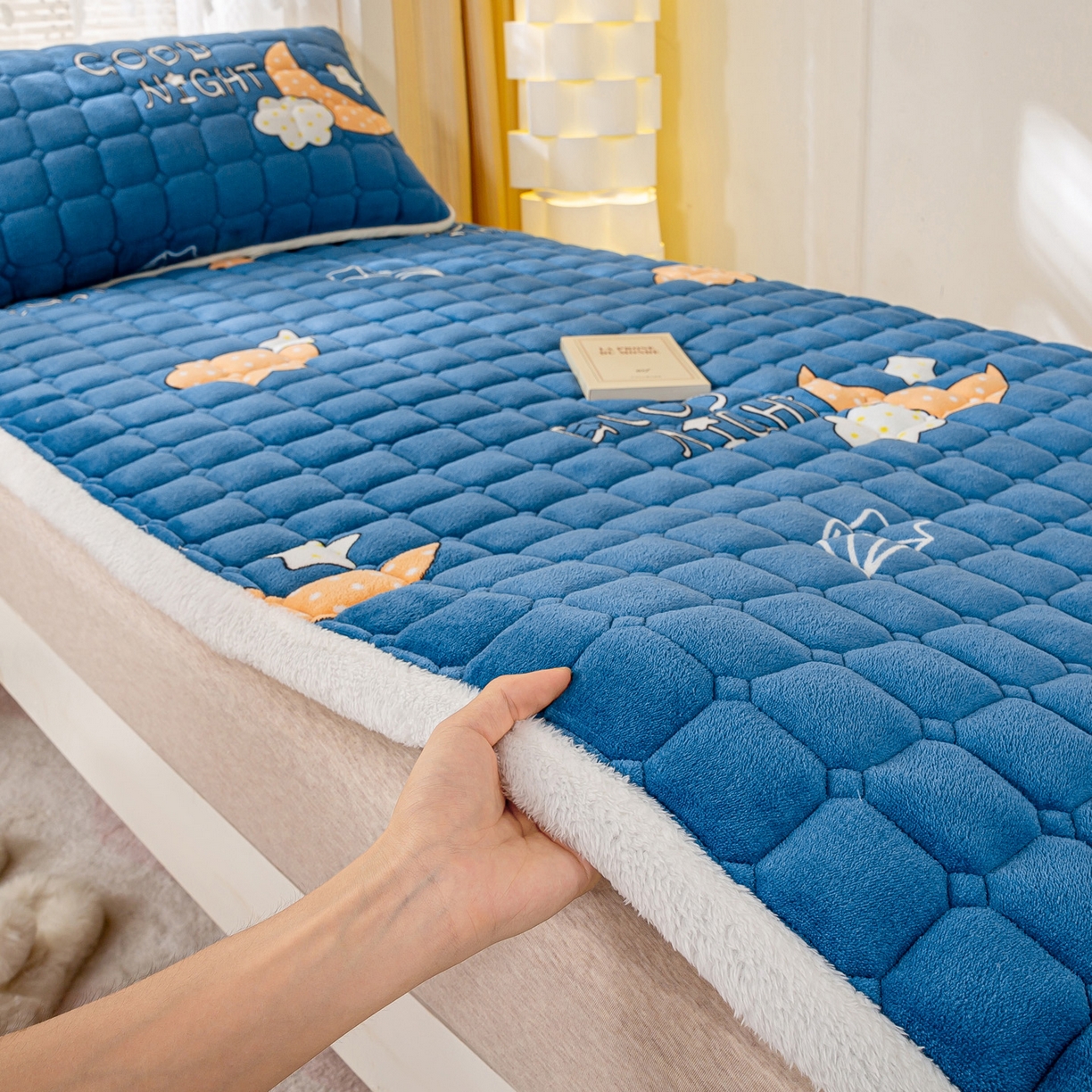 91家纺网 家纺一手货源 找家纺 眠势力 2025新款牛奶绒学生床垫加绒牛奶绒床褥子秋冬保暖珊瑚绒夹棉上下铺床护垫 晚安-牛奶绒床垫