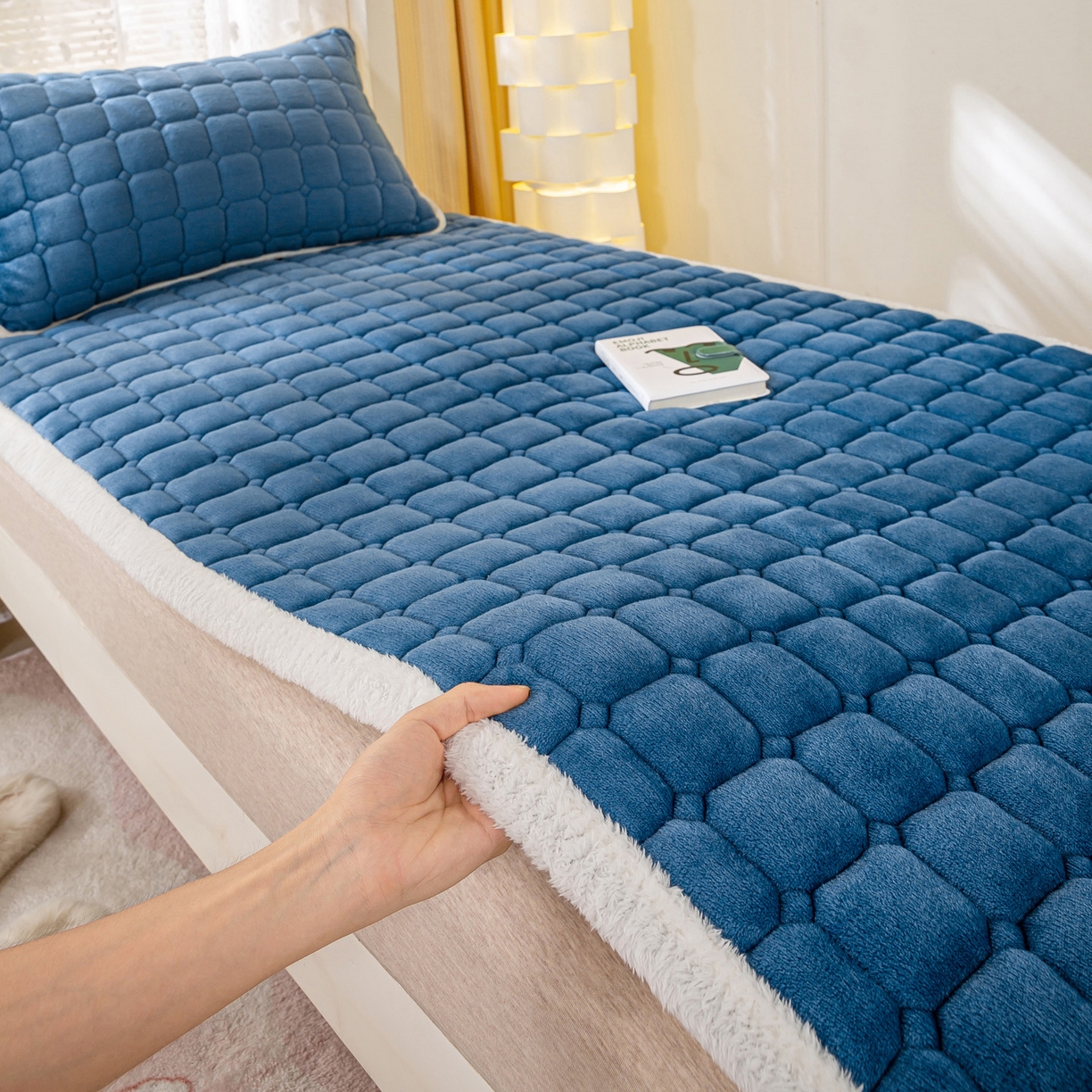 91家纺网 家纺一手货源 找家纺 眠势力 2025新款牛奶绒学生床垫加绒牛奶绒床褥子秋冬保暖珊瑚绒夹棉上下铺床护垫 新黛兰-牛奶绒床垫