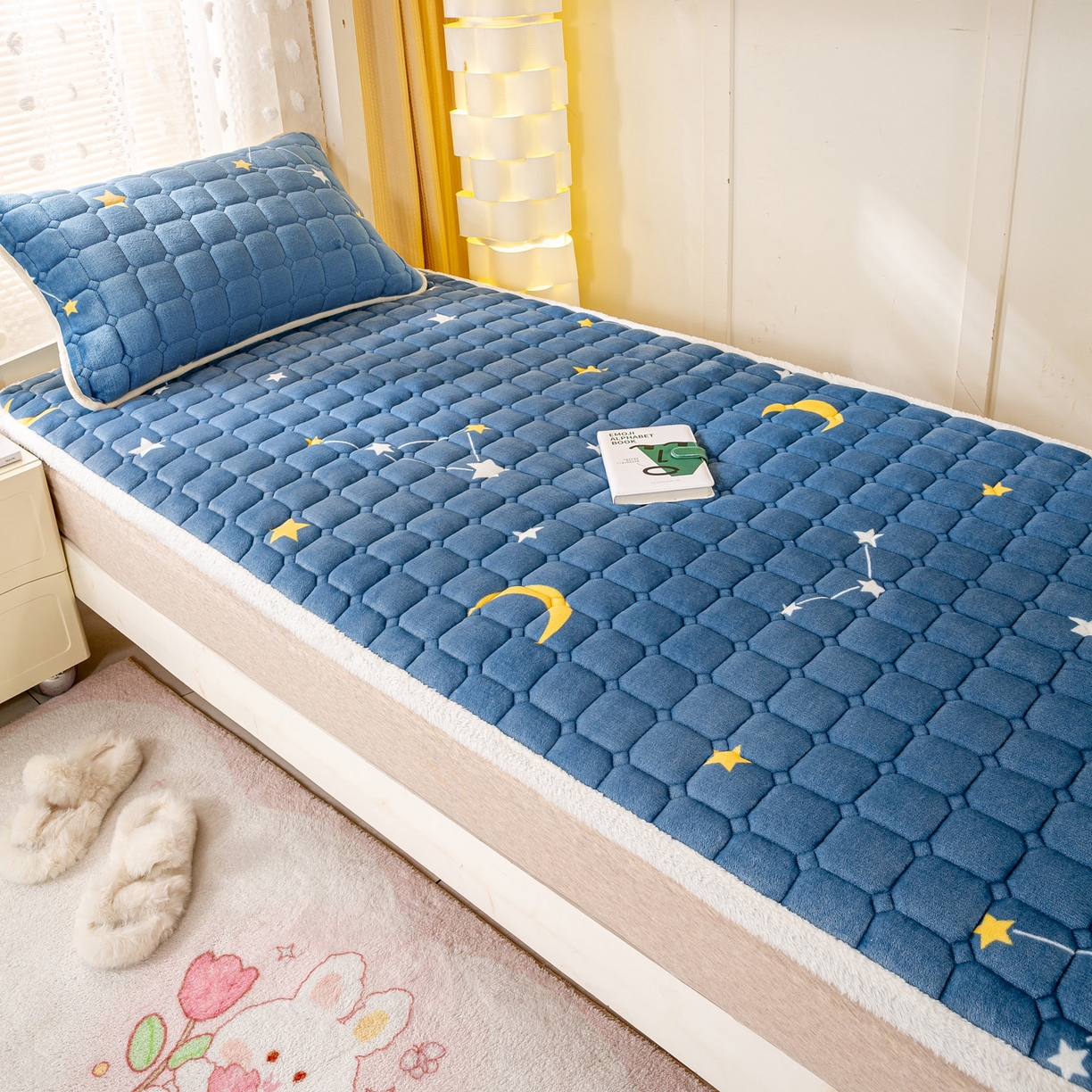 91家纺网 家纺一手货源 找家纺 眠势力 2025新款牛奶绒学生床垫加绒牛奶绒床褥子秋冬保暖珊瑚绒夹棉上下铺床护垫 星月-牛奶绒床垫