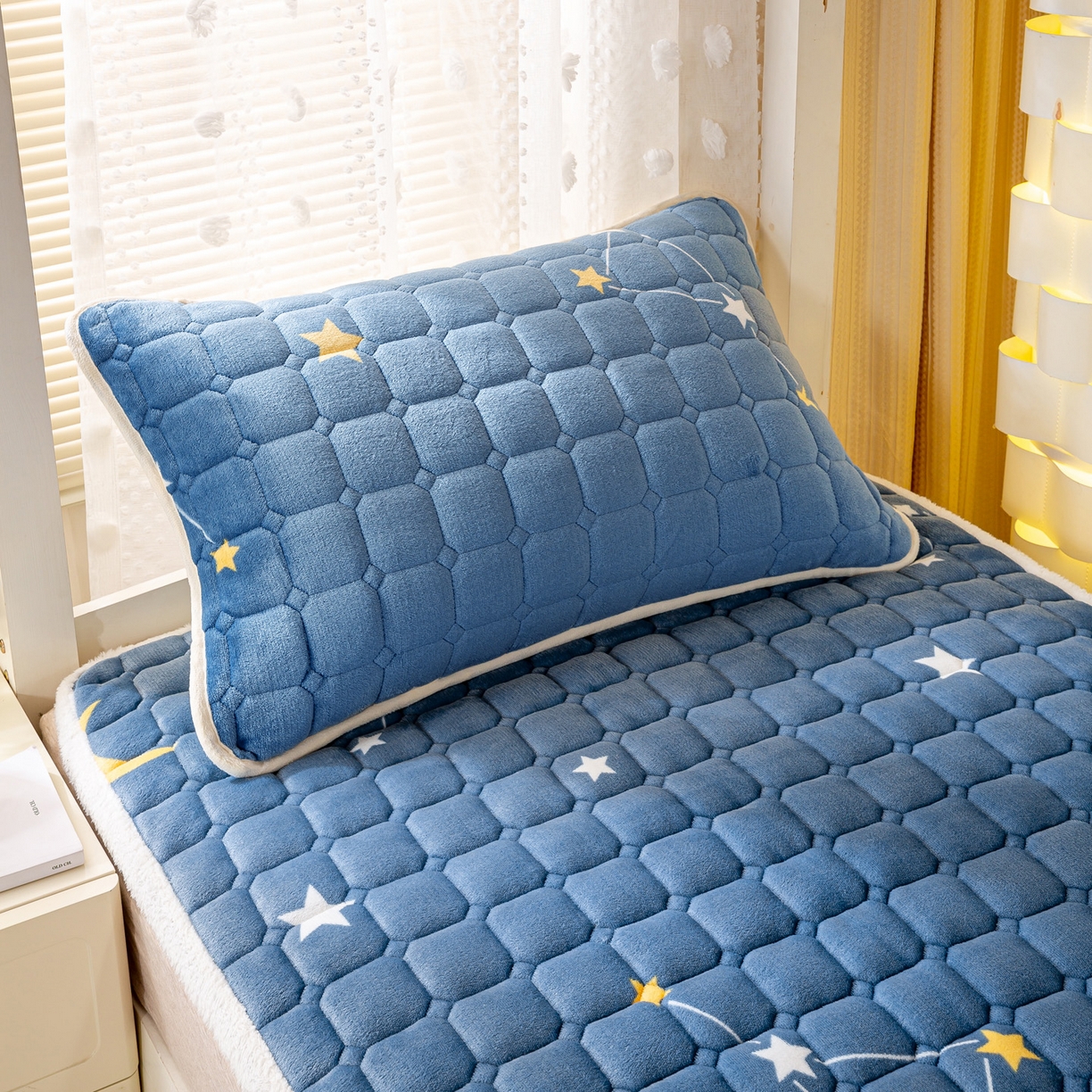 91家纺网 家纺一手货源 找家纺 眠势力 2025新款牛奶绒学生床垫加绒牛奶绒床褥子秋冬保暖珊瑚绒夹棉上下铺床护垫 星月-牛奶绒床垫