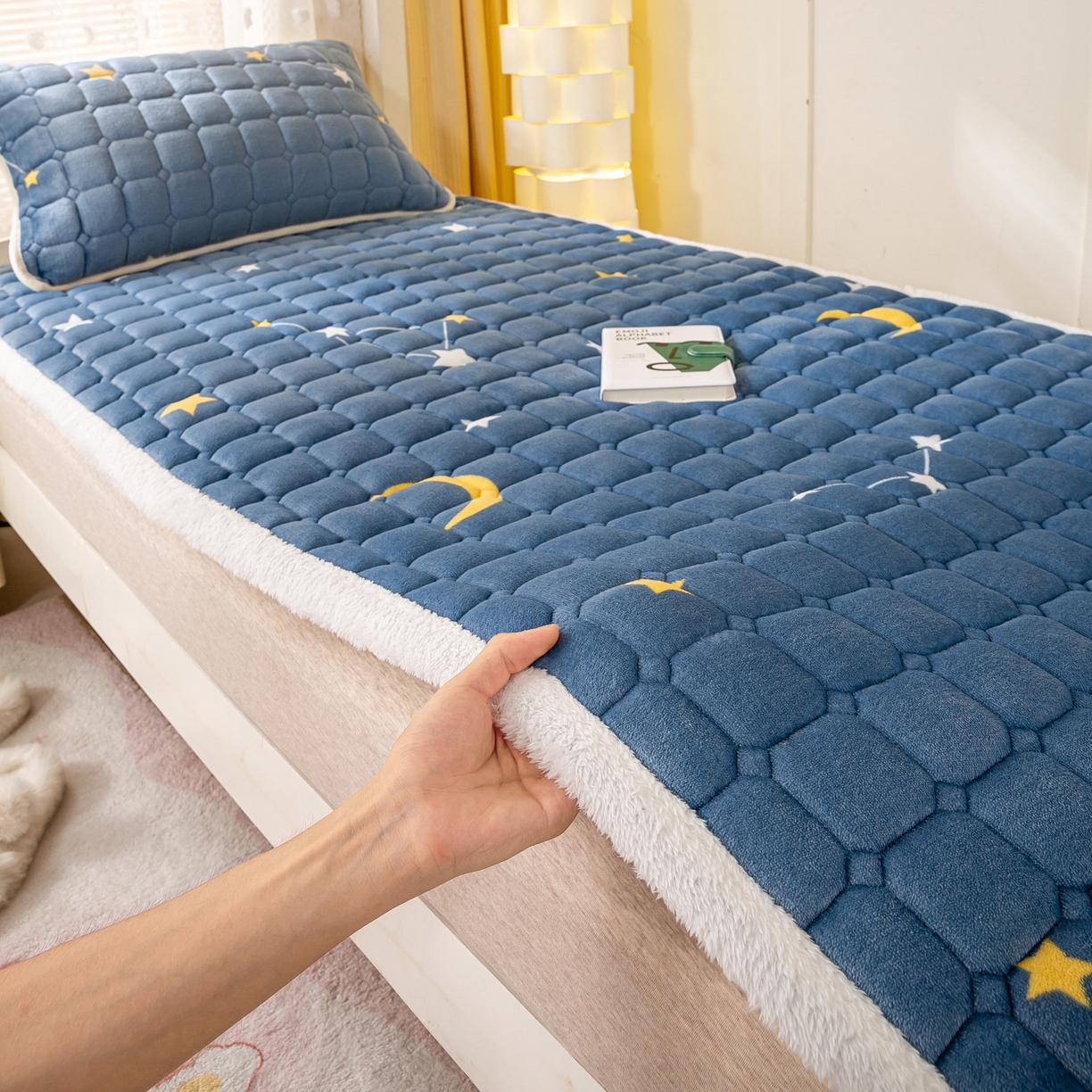 91家纺网 家纺一手货源 找家纺 眠势力 2025新款牛奶绒学生床垫加绒牛奶绒床褥子秋冬保暖珊瑚绒夹棉上下铺床护垫 星月-牛奶绒床垫