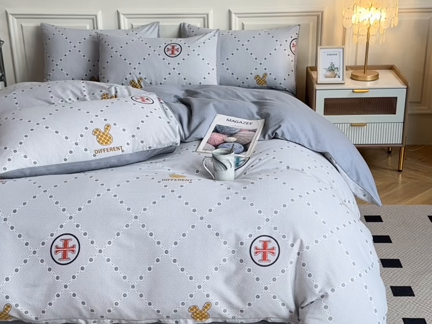 91家纺网 家纺一手货源 找家纺 宇彬家纺 2025直播热新款秋冬全棉四件套精梳生态原棉印花加厚磨毛轻奢铂金床单床笠款三四件套 维尼（灰）