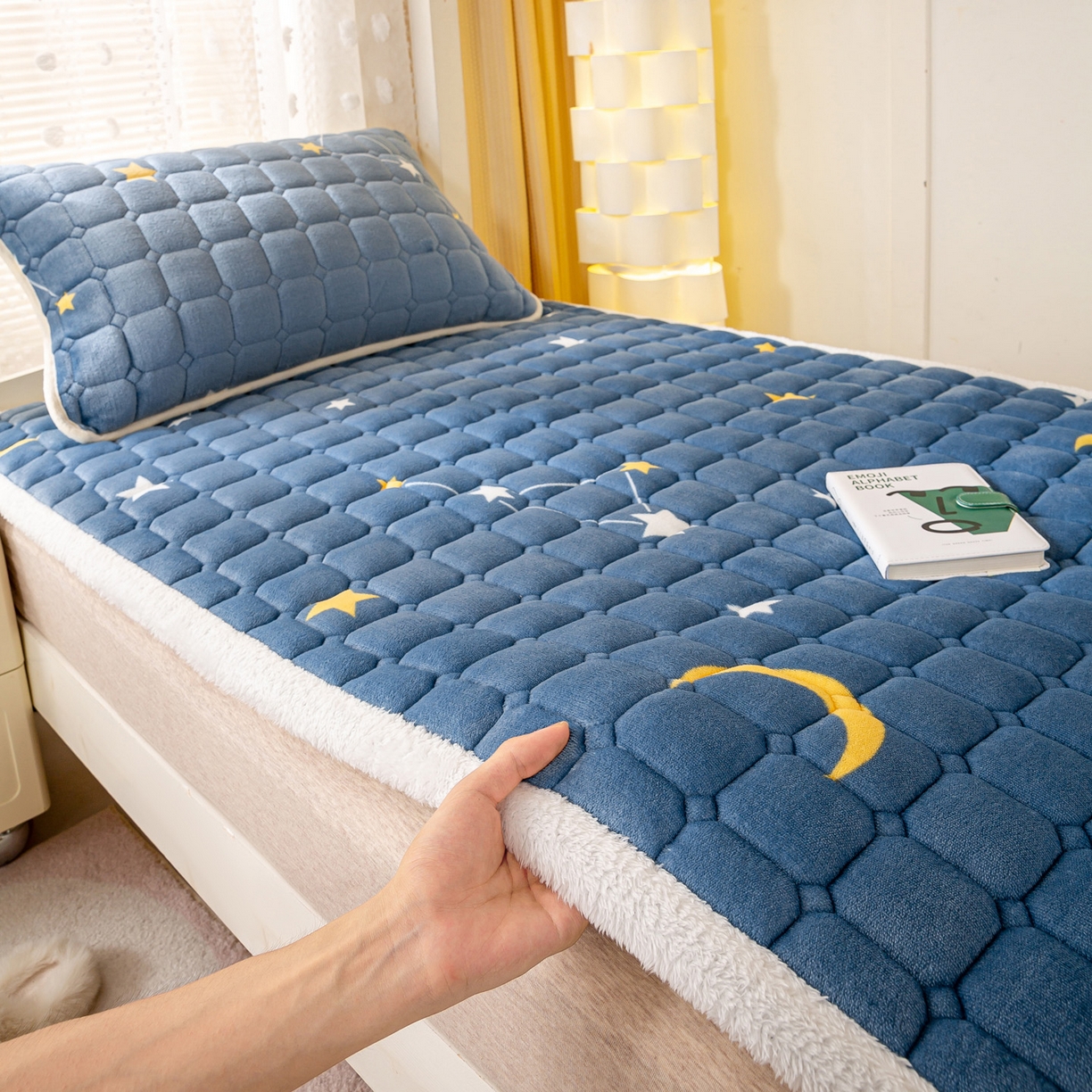 91家纺网 家纺一手货源 找家纺 眠势力 2025新款牛奶绒学生床垫加绒牛奶绒床褥子秋冬保暖珊瑚绒夹棉上下铺床护垫 星月-牛奶绒床垫