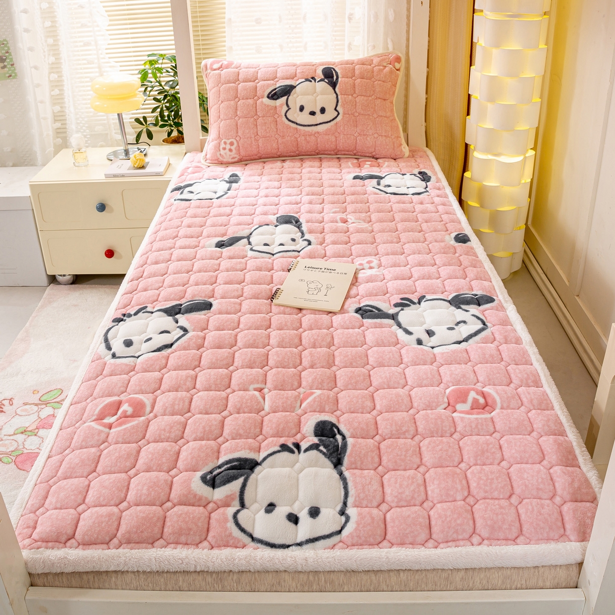 91家纺网 家纺一手货源 找家纺 眠势力 2025新款牛奶绒学生床垫加绒牛奶绒床褥子秋冬保暖珊瑚绒夹棉上下铺床护垫 音符小熊-牛奶绒床垫