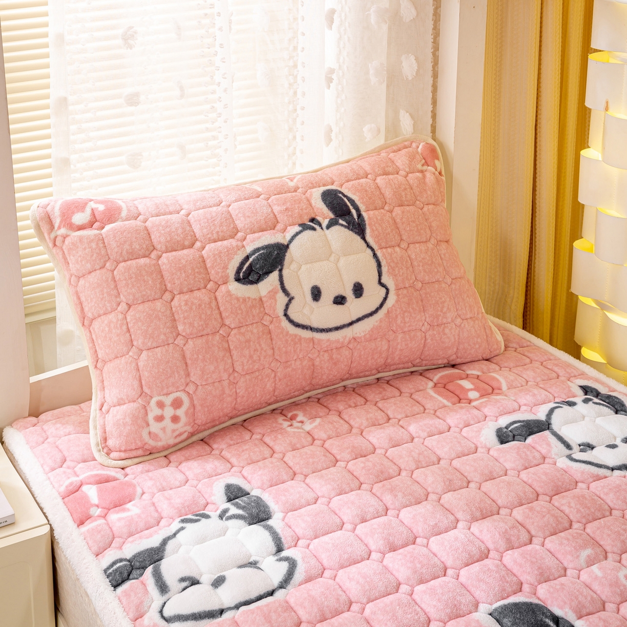 91家纺网 家纺一手货源 找家纺 眠势力 2025新款牛奶绒学生床垫加绒牛奶绒床褥子秋冬保暖珊瑚绒夹棉上下铺床护垫 音符小熊-牛奶绒床垫