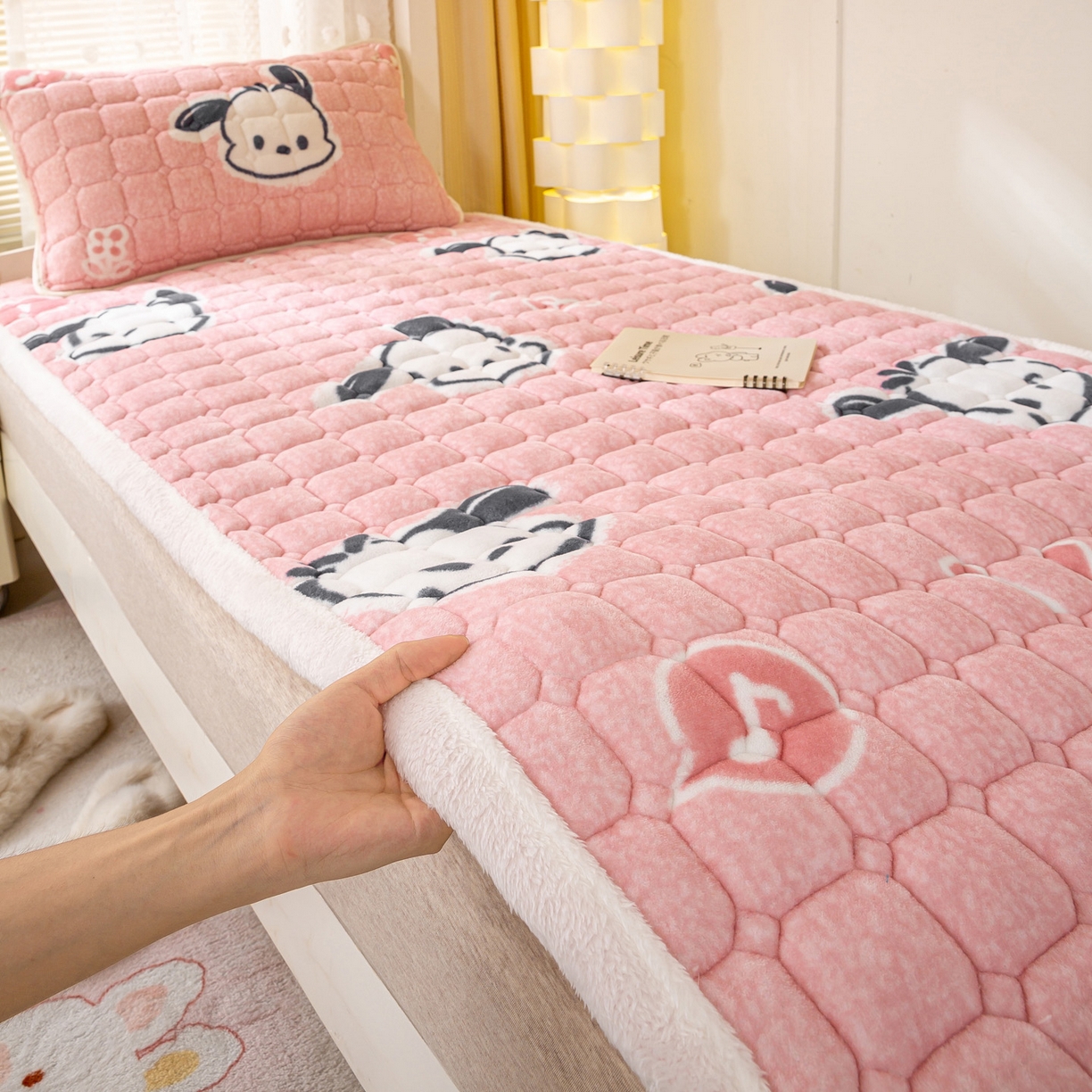 91家纺网 家纺一手货源 找家纺 眠势力 2025新款牛奶绒学生床垫加绒牛奶绒床褥子秋冬保暖珊瑚绒夹棉上下铺床护垫 音符小熊-牛奶绒床垫