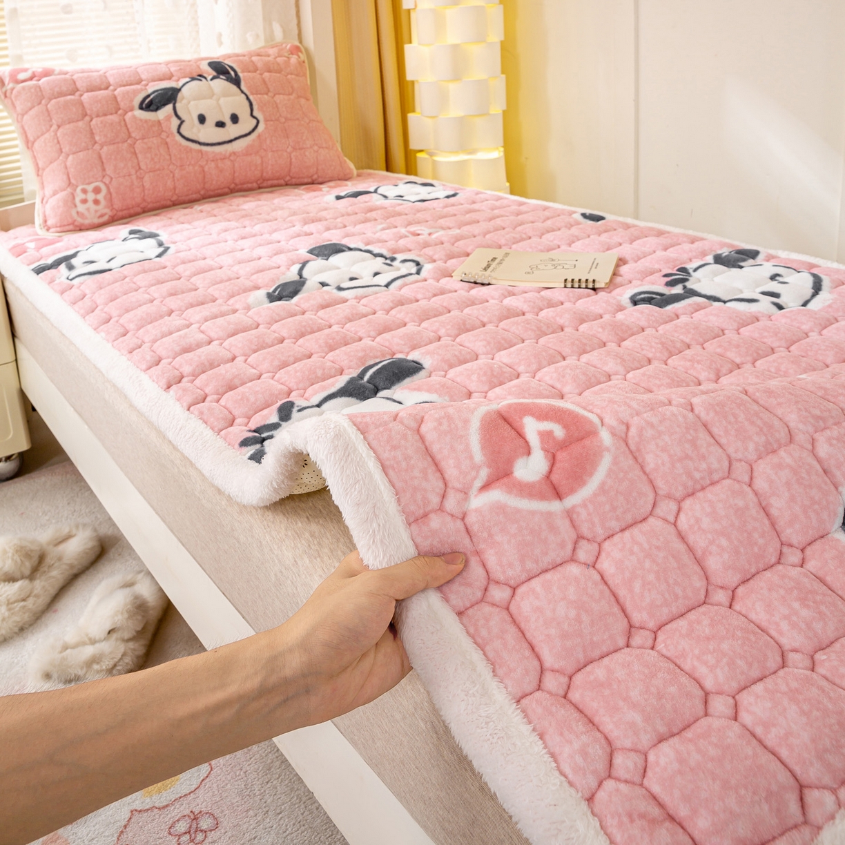 91家纺网 家纺一手货源 找家纺 眠势力 2025新款牛奶绒学生床垫加绒牛奶绒床褥子秋冬保暖珊瑚绒夹棉上下铺床护垫 音符小熊-牛奶绒床垫