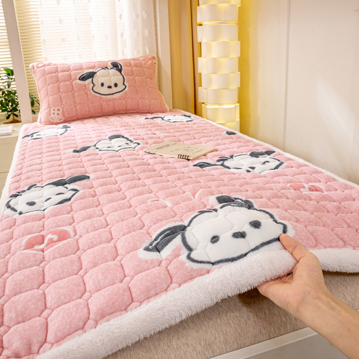 91家纺网 家纺一手货源 找家纺 眠势力 2025新款牛奶绒学生床垫加绒牛奶绒床褥子秋冬保暖珊瑚绒夹棉上下铺床护垫 音符小熊-牛奶绒床垫