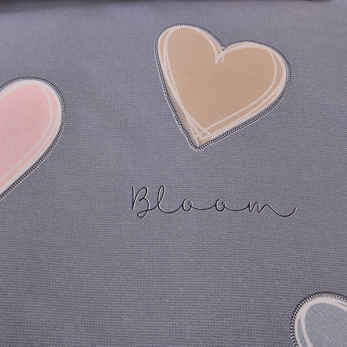 91家纺网 家纺一手货源 找家纺 宇彬家纺 2025直播热新款秋冬全棉四件套精梳生态原棉印花加厚磨毛轻奢铂金床单床笠款三四件套 心动（灰）