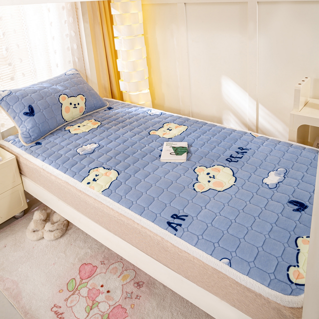 91家纺网 家纺一手货源 找家纺 眠势力 2025新款牛奶绒学生床垫加绒牛奶绒床褥子秋冬保暖珊瑚绒夹棉上下铺床护垫 云朵小熊-牛奶绒床垫
