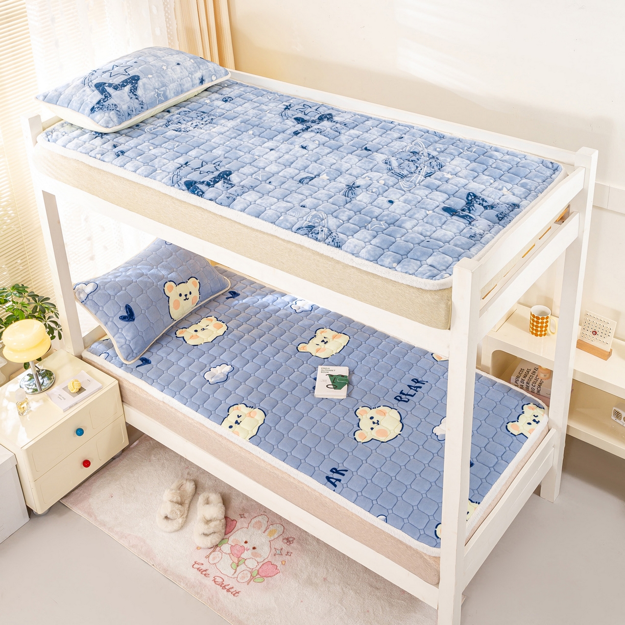 91家纺网 家纺一手货源 找家纺 眠势力 2025新款牛奶绒学生床垫加绒牛奶绒床褥子秋冬保暖珊瑚绒夹棉上下铺床护垫 云朵小熊-牛奶绒床垫