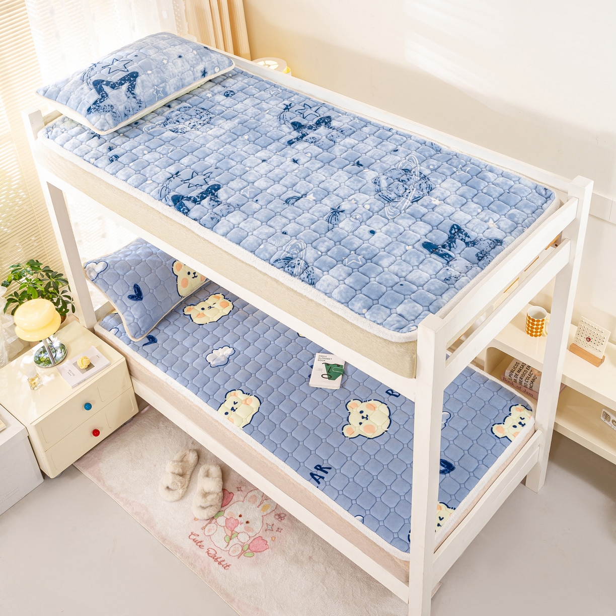 91家纺网 家纺一手货源 找家纺 眠势力 2025新款牛奶绒学生床垫加绒牛奶绒床褥子秋冬保暖珊瑚绒夹棉上下铺床护垫 云朵小熊-牛奶绒床垫