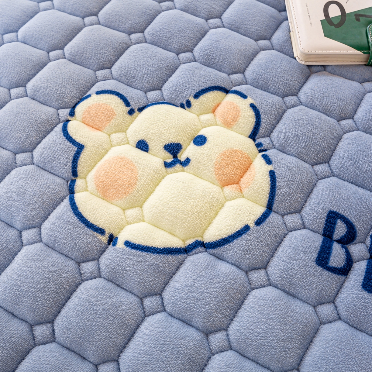 91家纺网 家纺一手货源 找家纺 眠势力 2025新款牛奶绒学生床垫加绒牛奶绒床褥子秋冬保暖珊瑚绒夹棉上下铺床护垫 云朵小熊-牛奶绒床垫