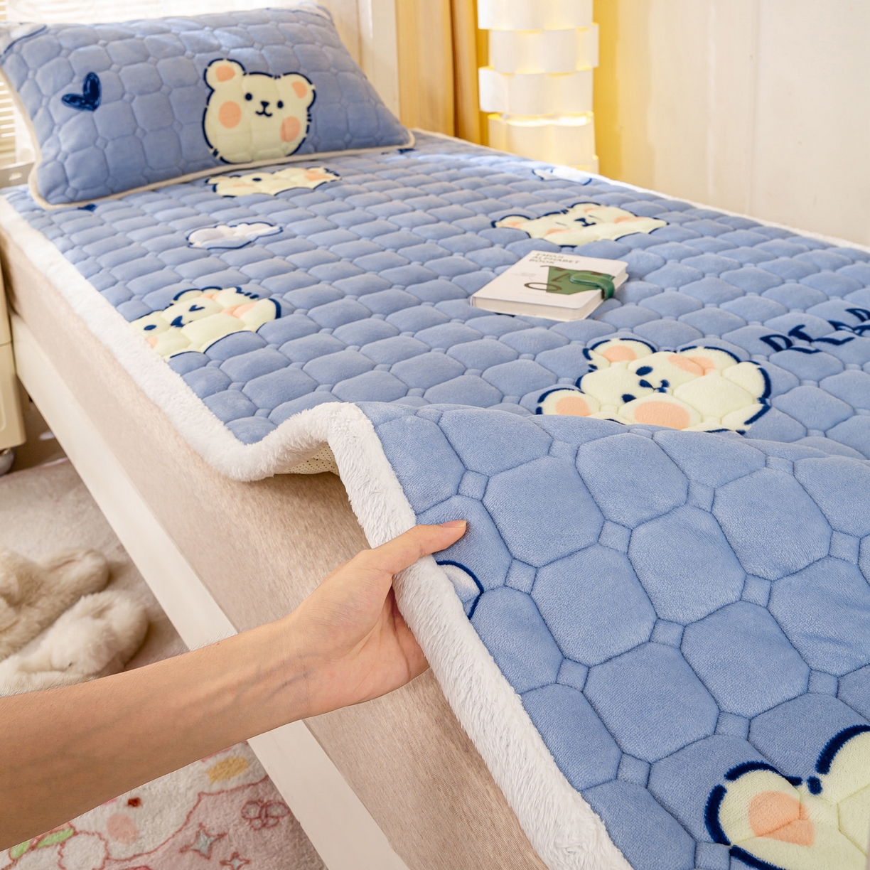 91家纺网 家纺一手货源 找家纺 眠势力 2025新款牛奶绒学生床垫加绒牛奶绒床褥子秋冬保暖珊瑚绒夹棉上下铺床护垫 云朵小熊-牛奶绒床垫