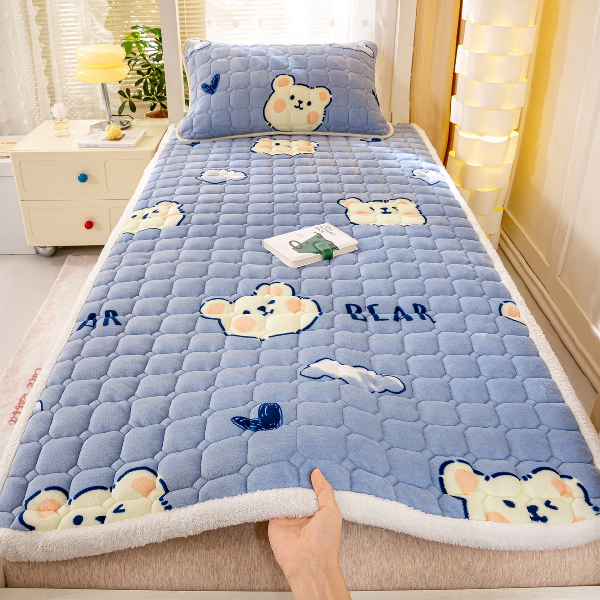 91家纺网 家纺一手货源 找家纺 眠势力 2025新款牛奶绒学生床垫加绒牛奶绒床褥子秋冬保暖珊瑚绒夹棉上下铺床护垫 云朵小熊-牛奶绒床垫